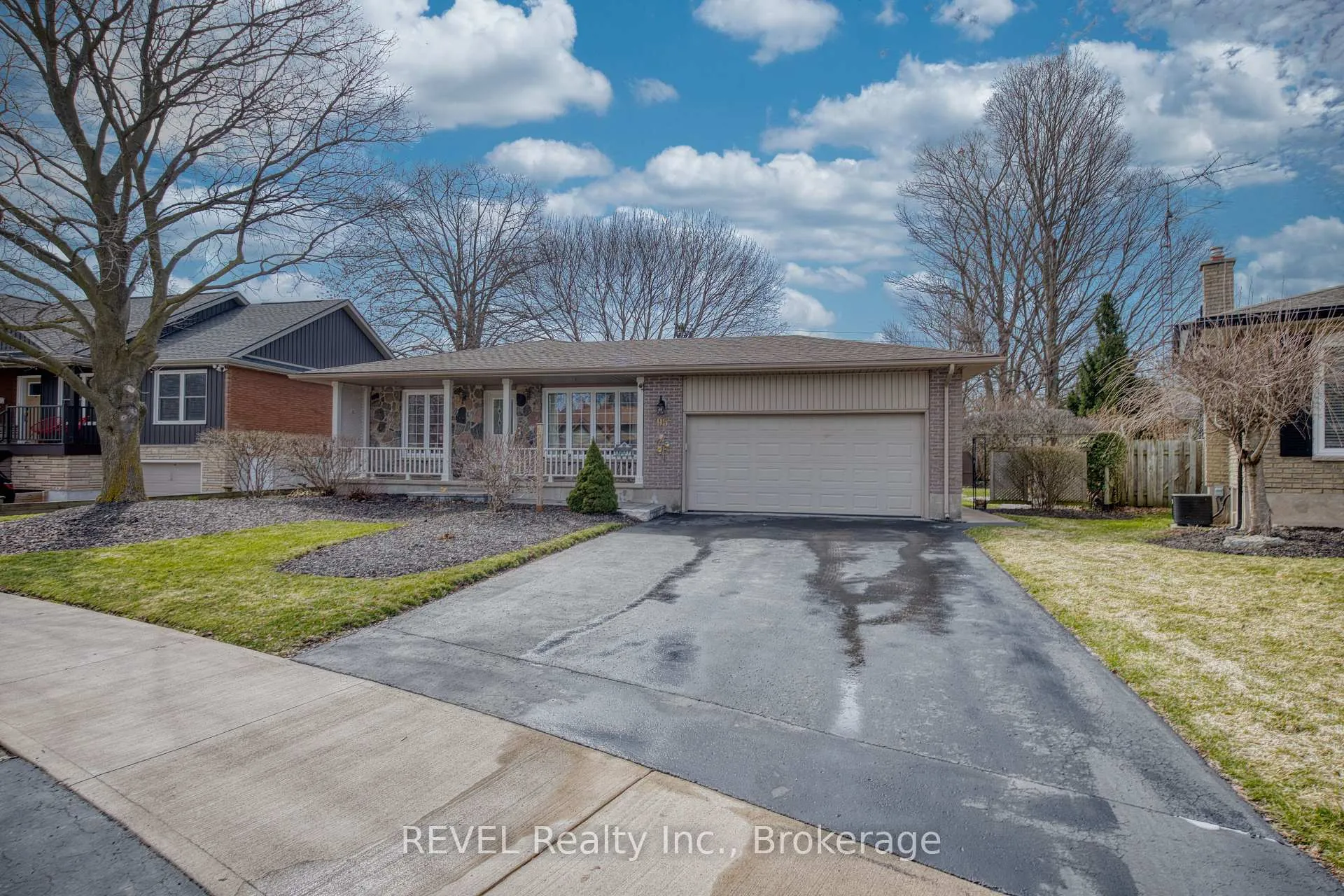 Photo 2 of 95 Loyalist Drive, Welland, Prince Charles — HOMEH