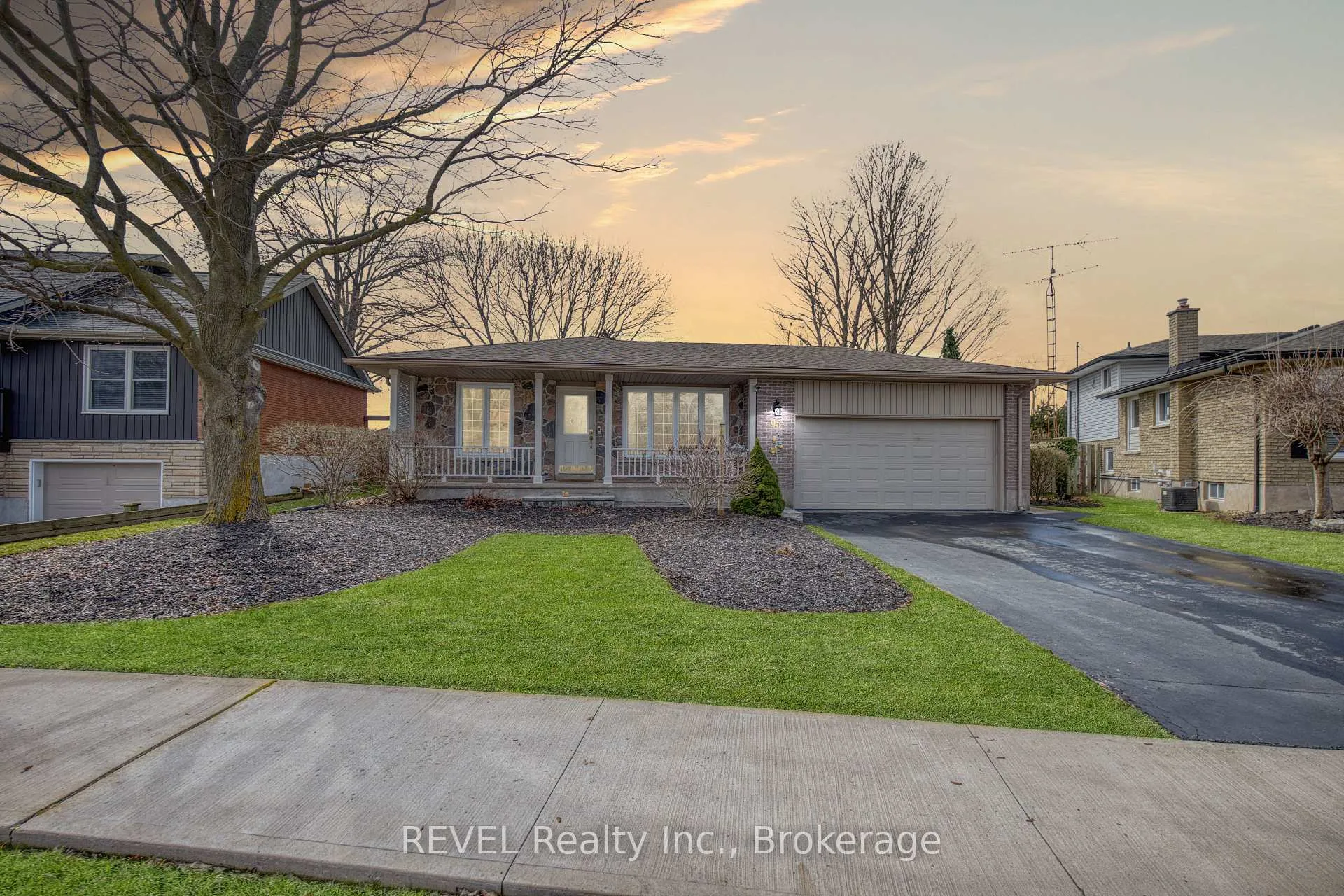 Photo 3 of 95 Loyalist Drive, Welland, Prince Charles — HOMEH