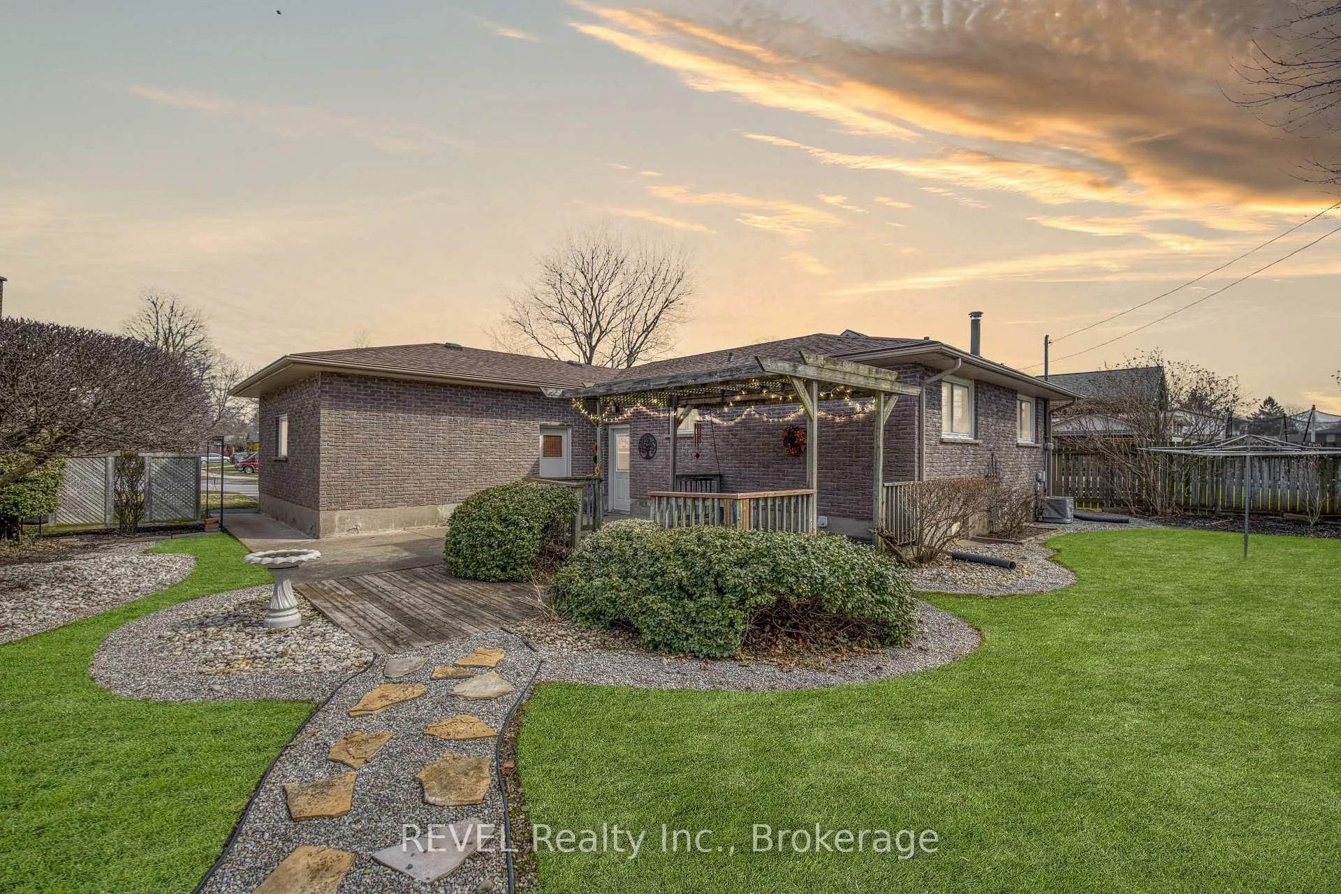Photo 6 of 95 Loyalist Drive, Welland, Prince Charles — HOMEH