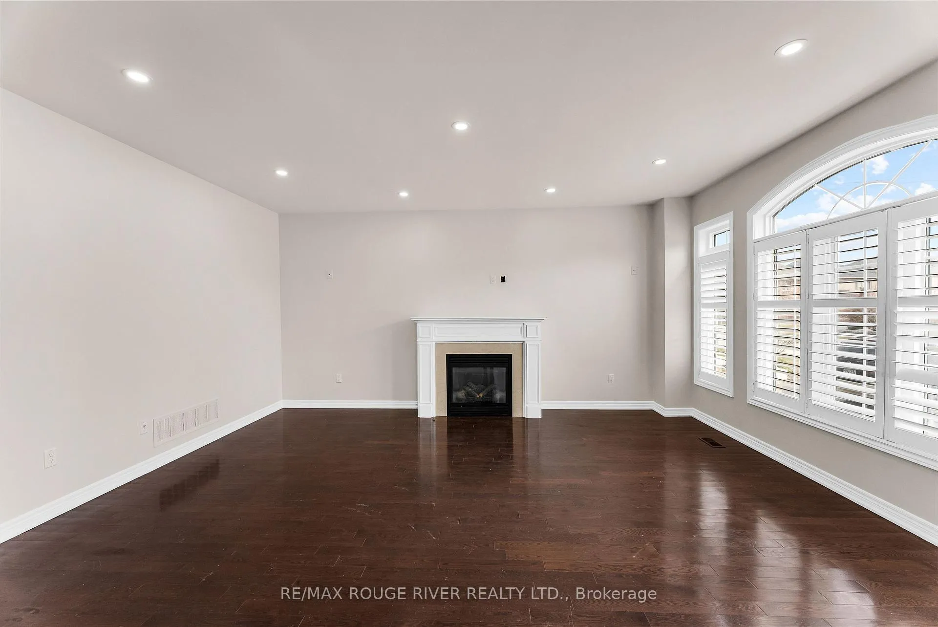 Photo 5 of 1784 Fairport Road, Pickering, Dunbarton — HOMEH