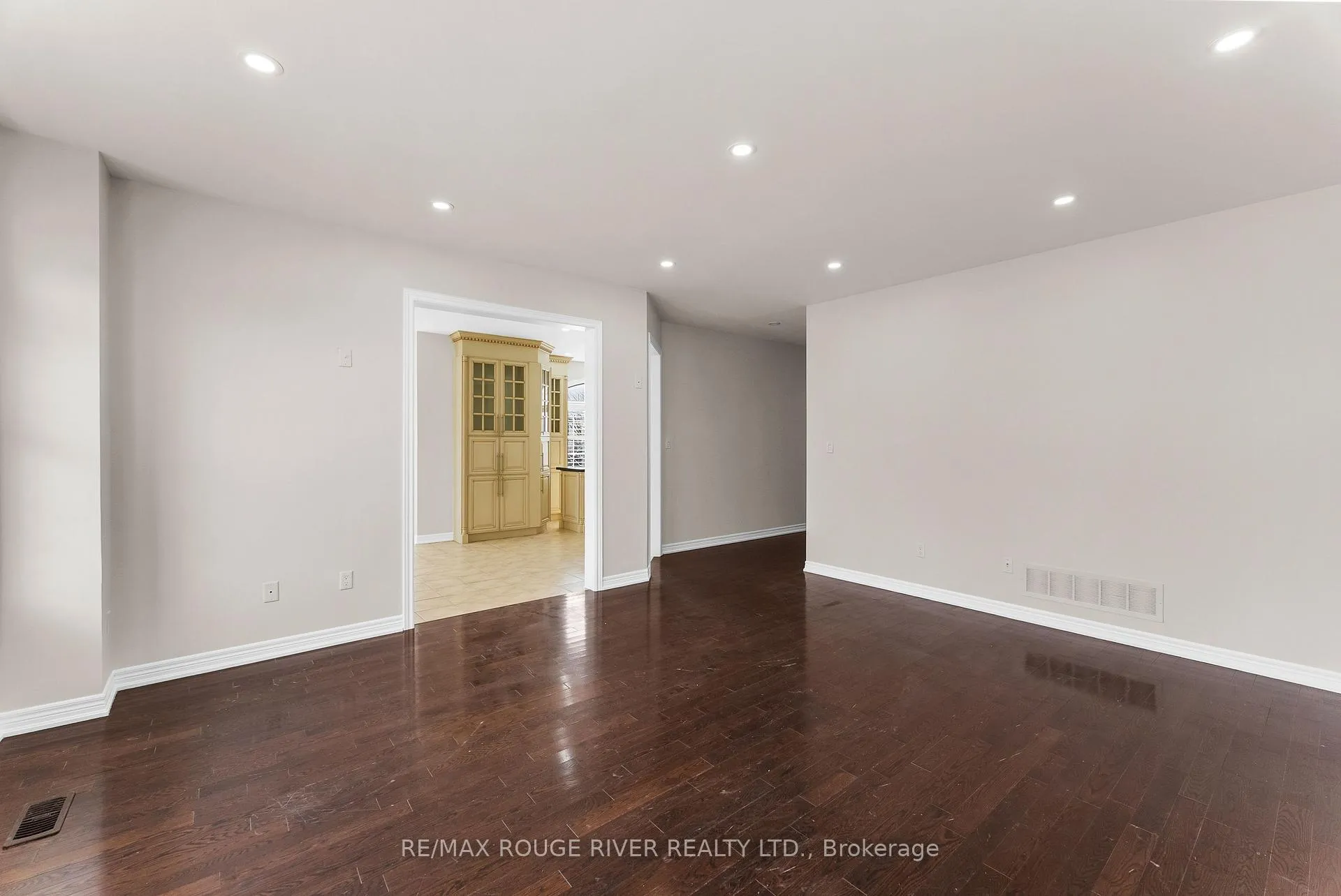 Photo 8 of 1784 Fairport Road, Pickering, Dunbarton — HOMEH