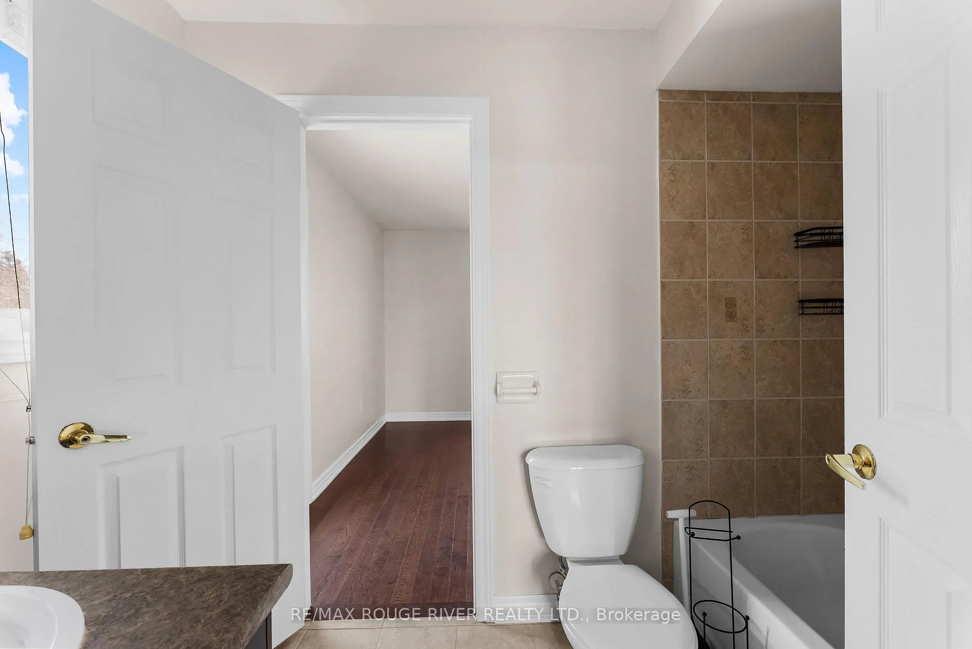 Photo 25 of 1784 Fairport Road, Pickering, Dunbarton — HOMEH