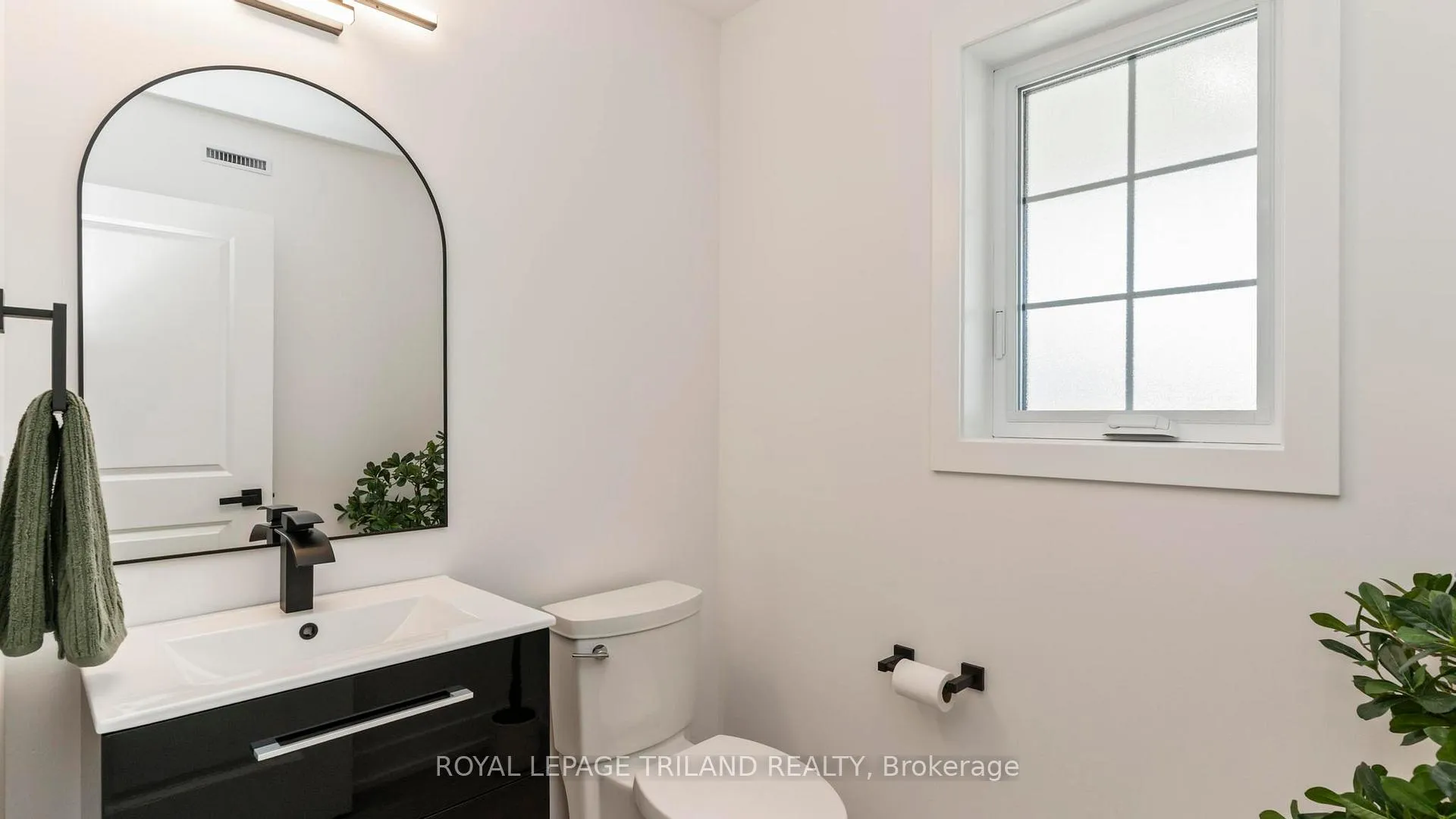 Photo 8 of 131 Empire Parkway, St. Thomas — HOMEH