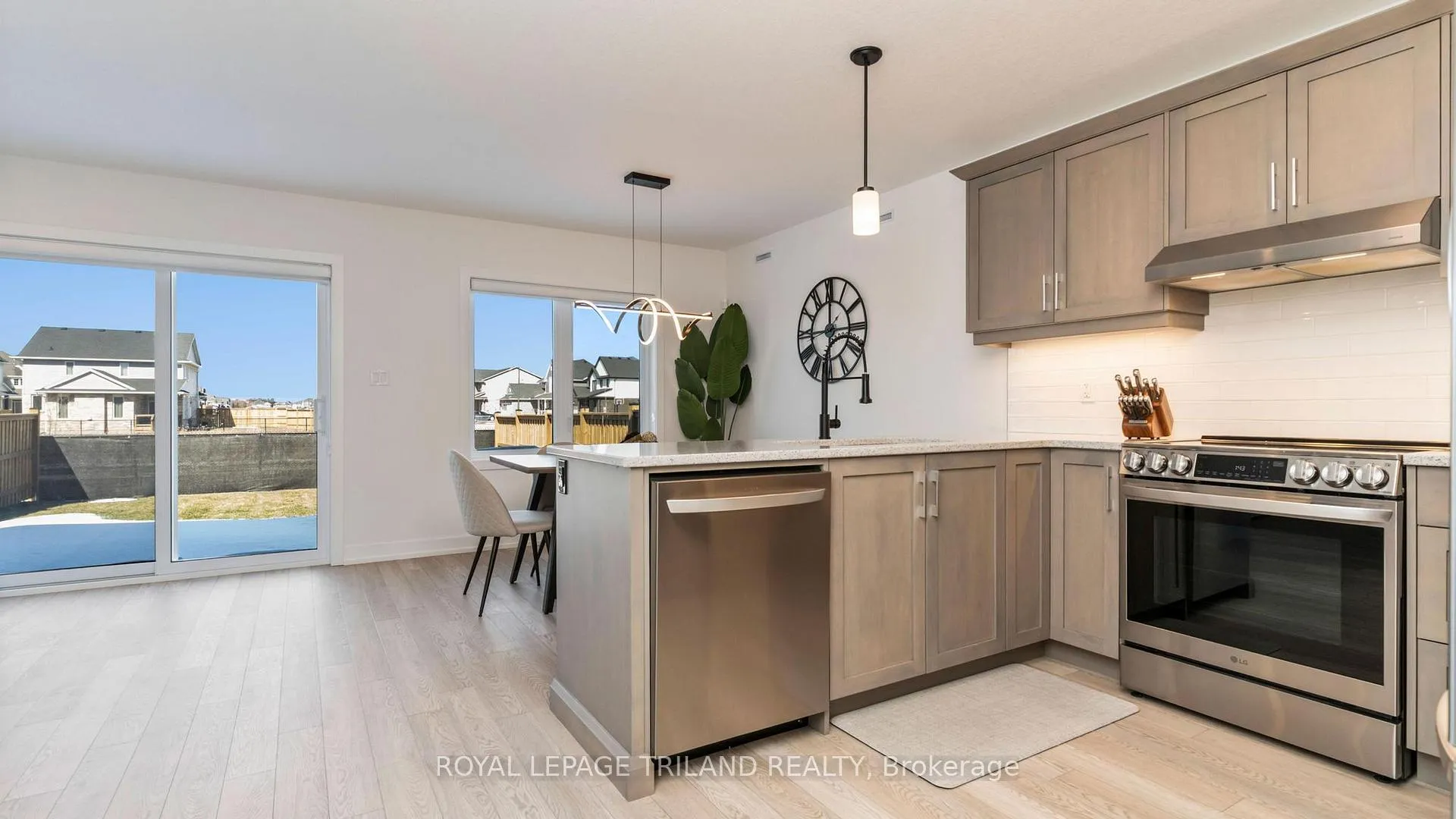 Photo 9 of 131 Empire Parkway, St. Thomas — HOMEH