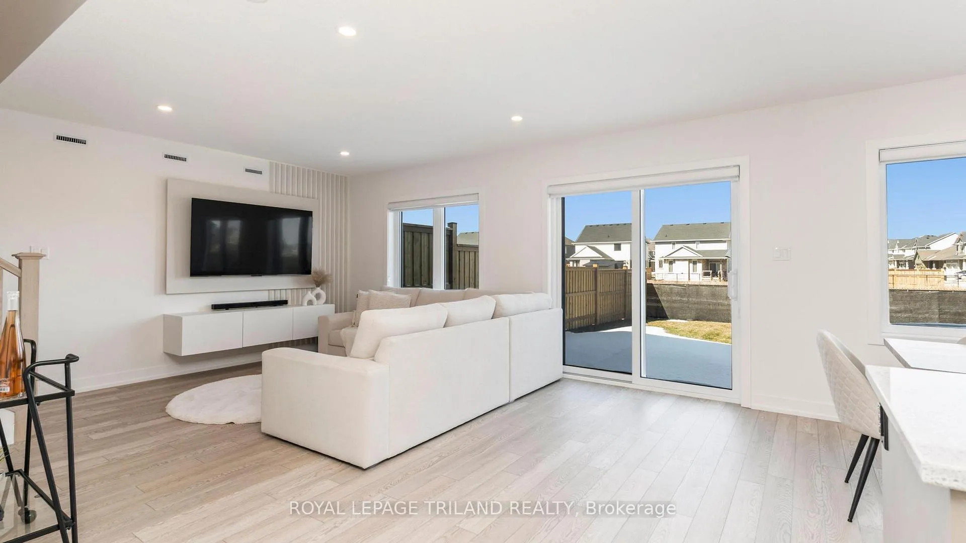 Photo 10 of 131 Empire Parkway, St. Thomas — HOMEH
