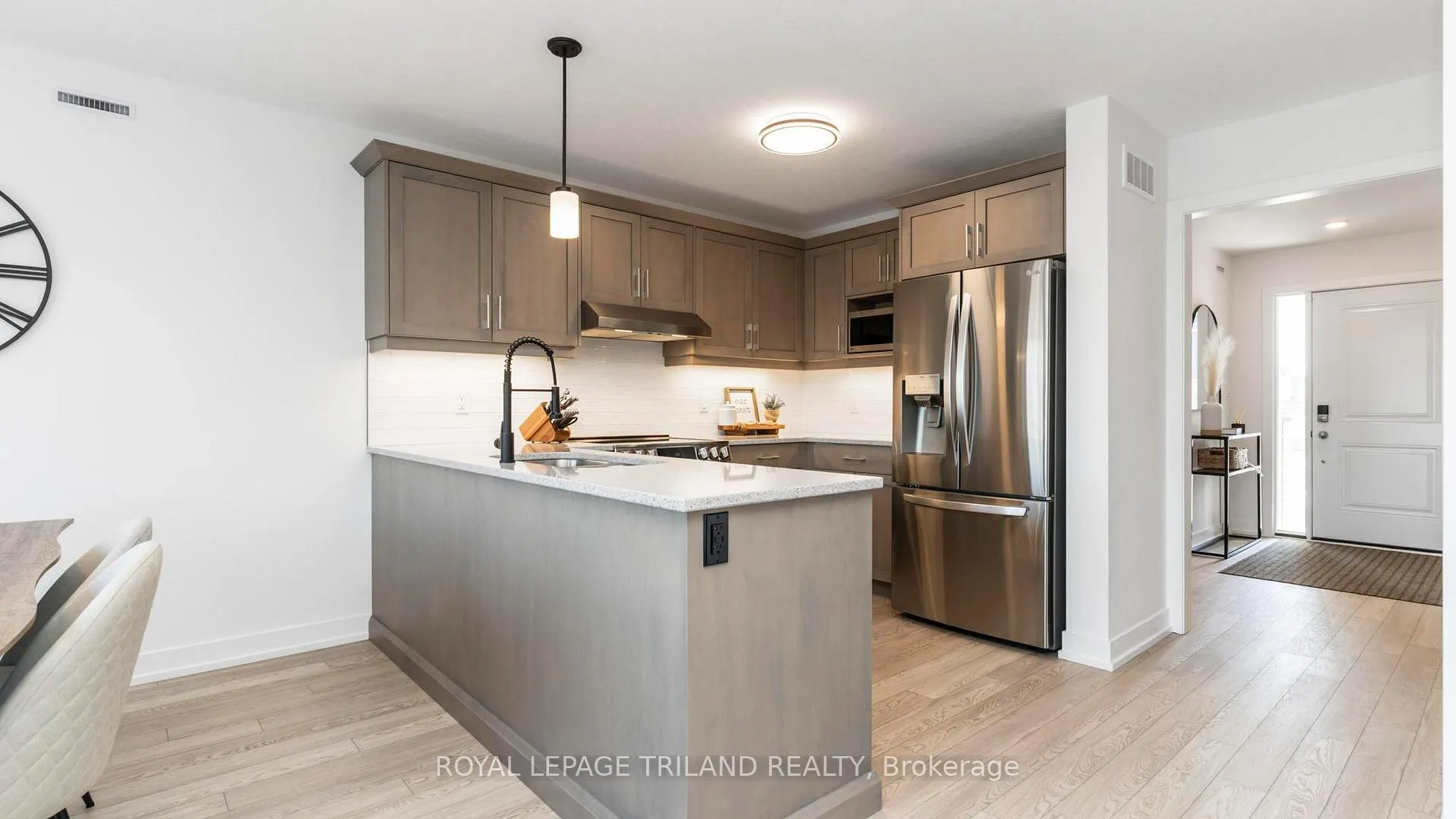 Photo 11 of 131 Empire Parkway, St. Thomas — HOMEH