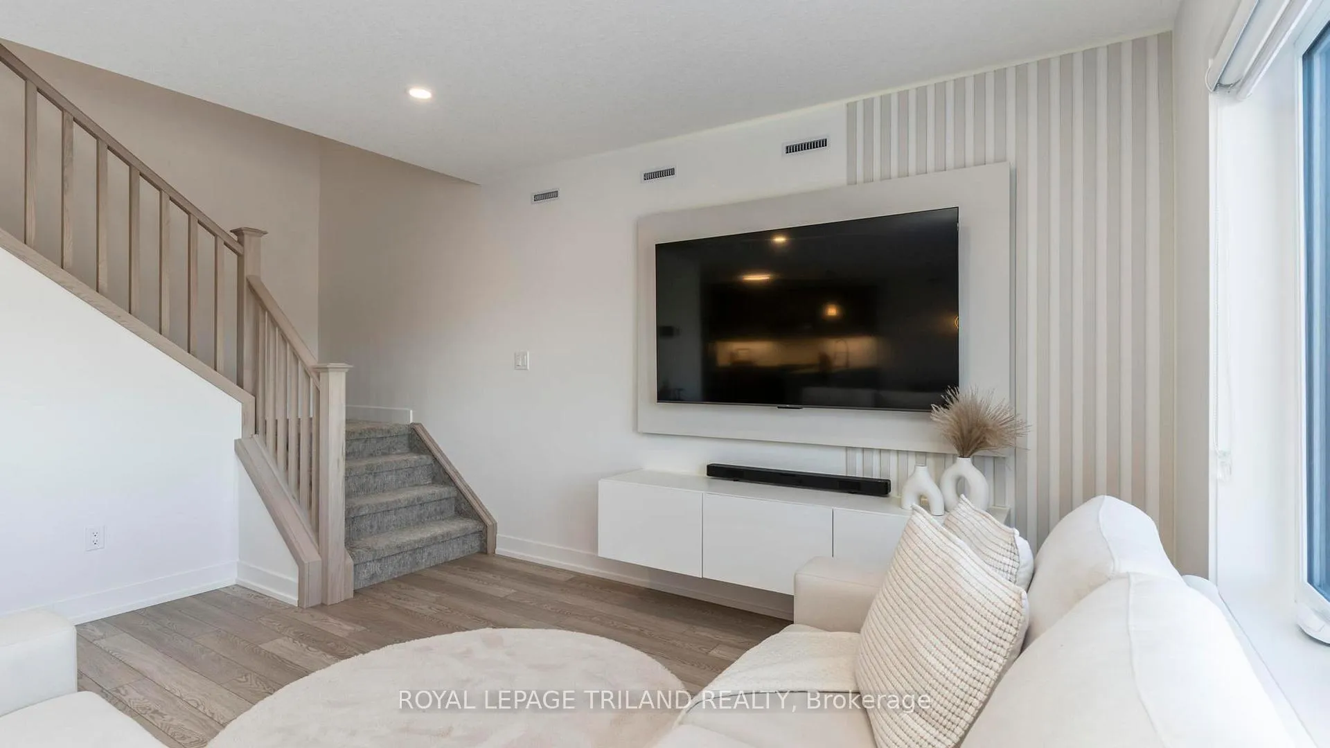 Photo 19 of 131 Empire Parkway, St. Thomas — HOMEH