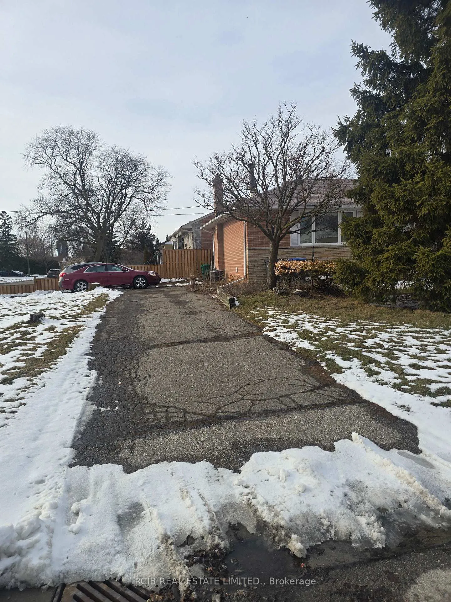 Photo 2 of 35 Carlyle Crescent, Brampton, Brampton East — HOMEH
