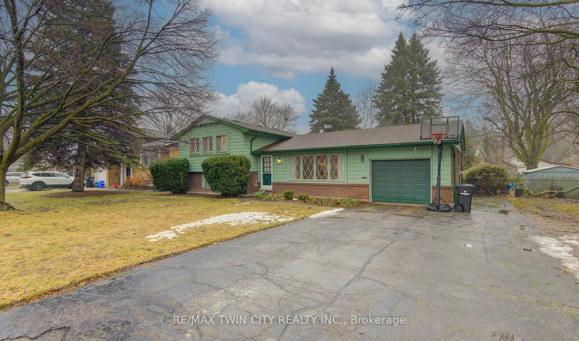 Photo 2 of 313 Braemore Avenue, Waterloo — HOMEH
