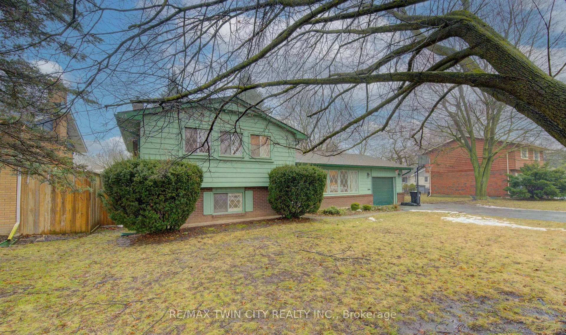 Photo 3 of 313 Braemore Avenue, Waterloo — HOMEH