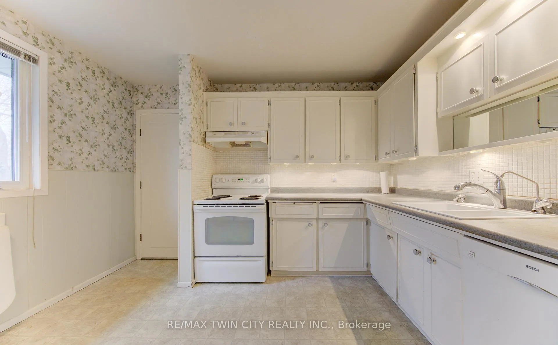 Photo 13 of 313 Braemore Avenue, Waterloo — HOMEH
