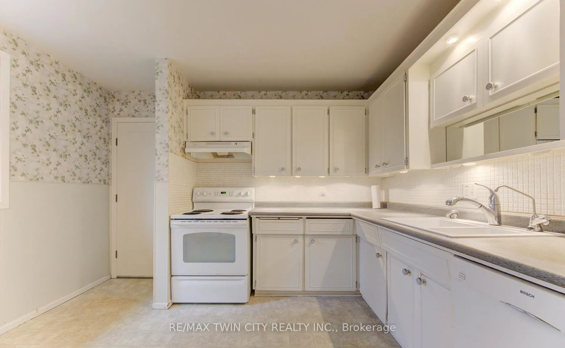 Photo 17 of 313 Braemore Avenue, Waterloo — HOMEH