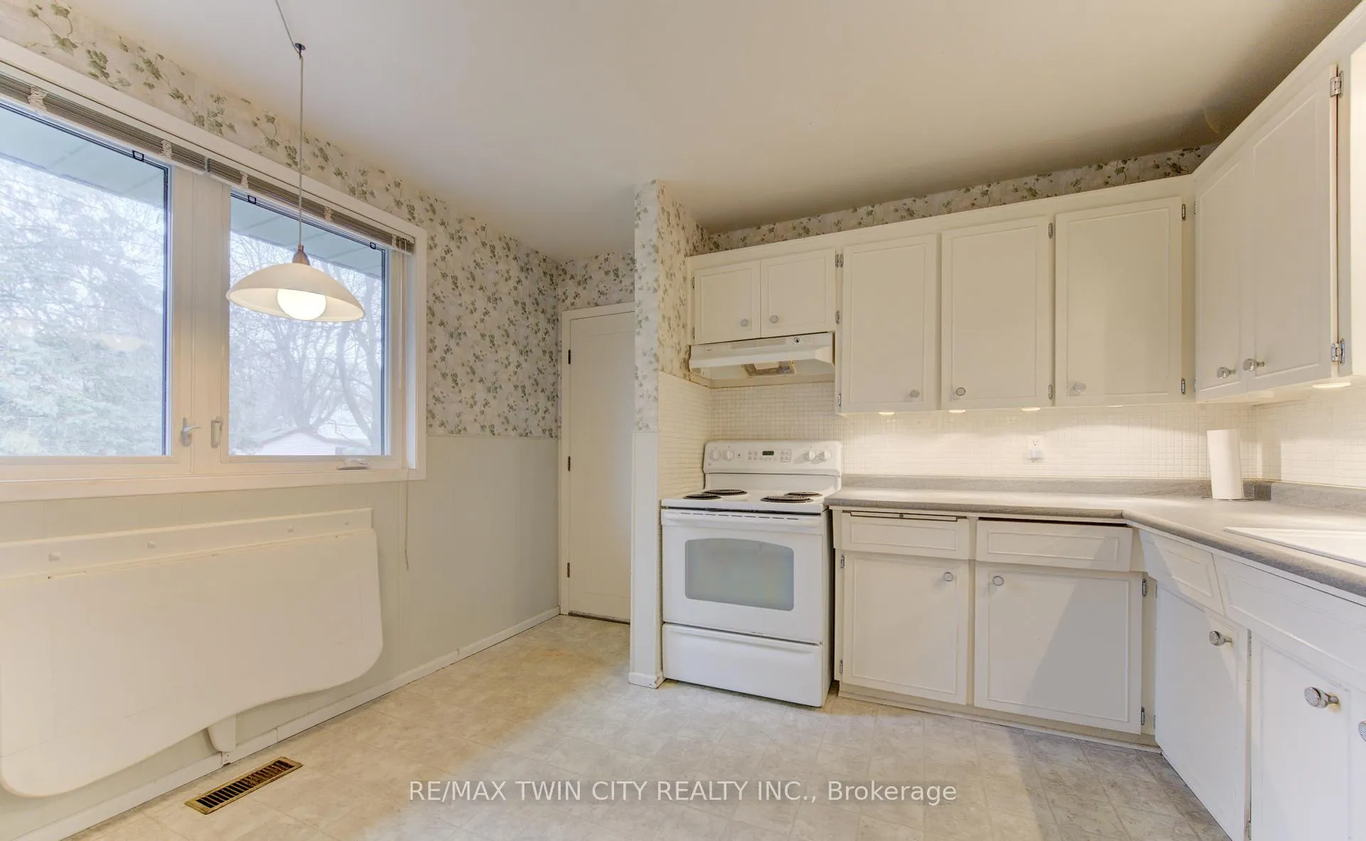 Photo 18 of 313 Braemore Avenue, Waterloo — HOMEH