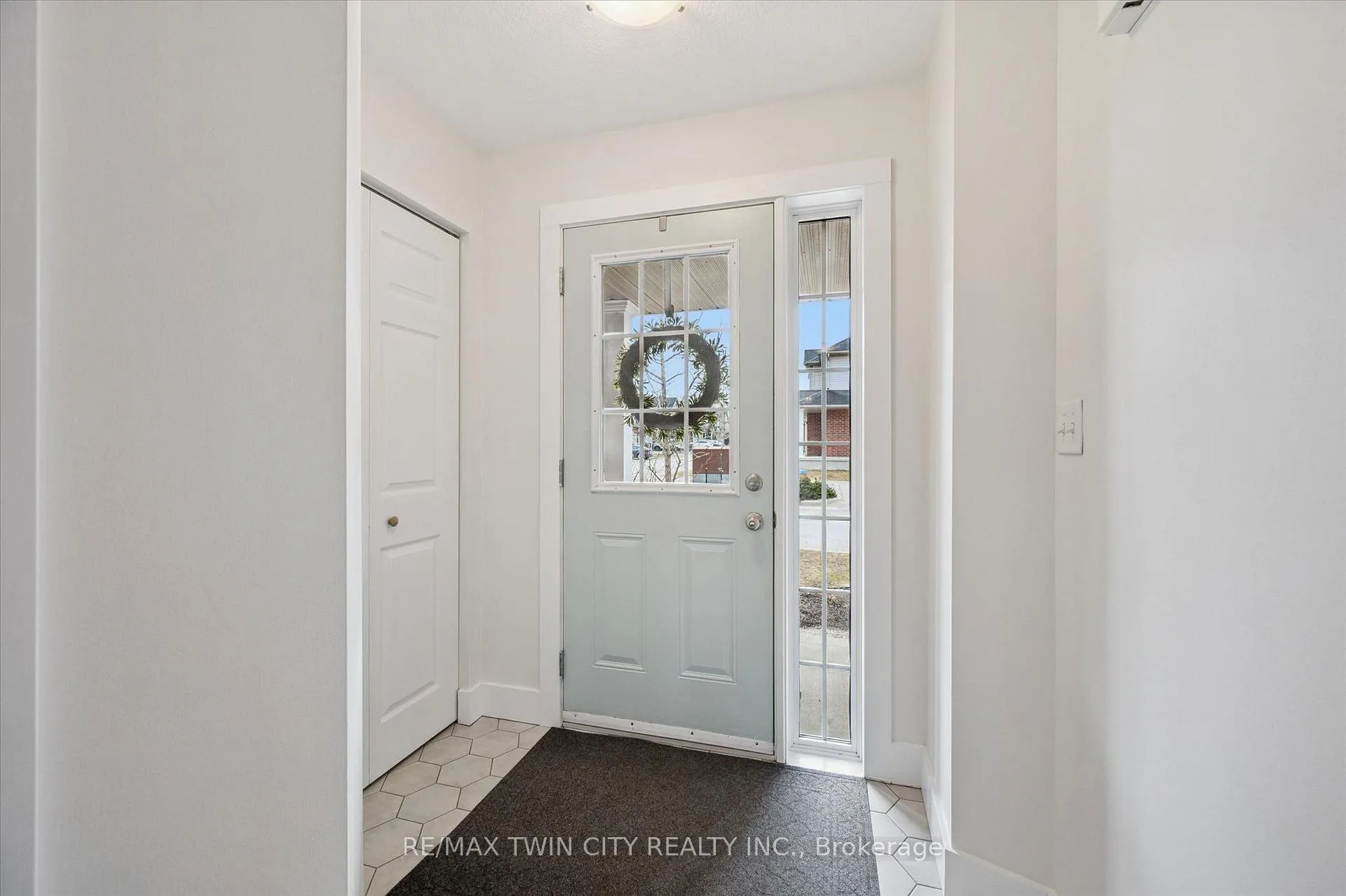 Photo 4 of Unit 7, 468 Doon Drive, Kitchener — HOMEH