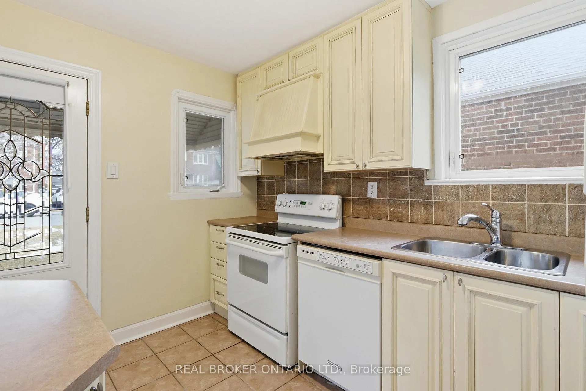 Photo 5 of 475 Kingswood Road, Toronto, East End-Danforth — HOMEH