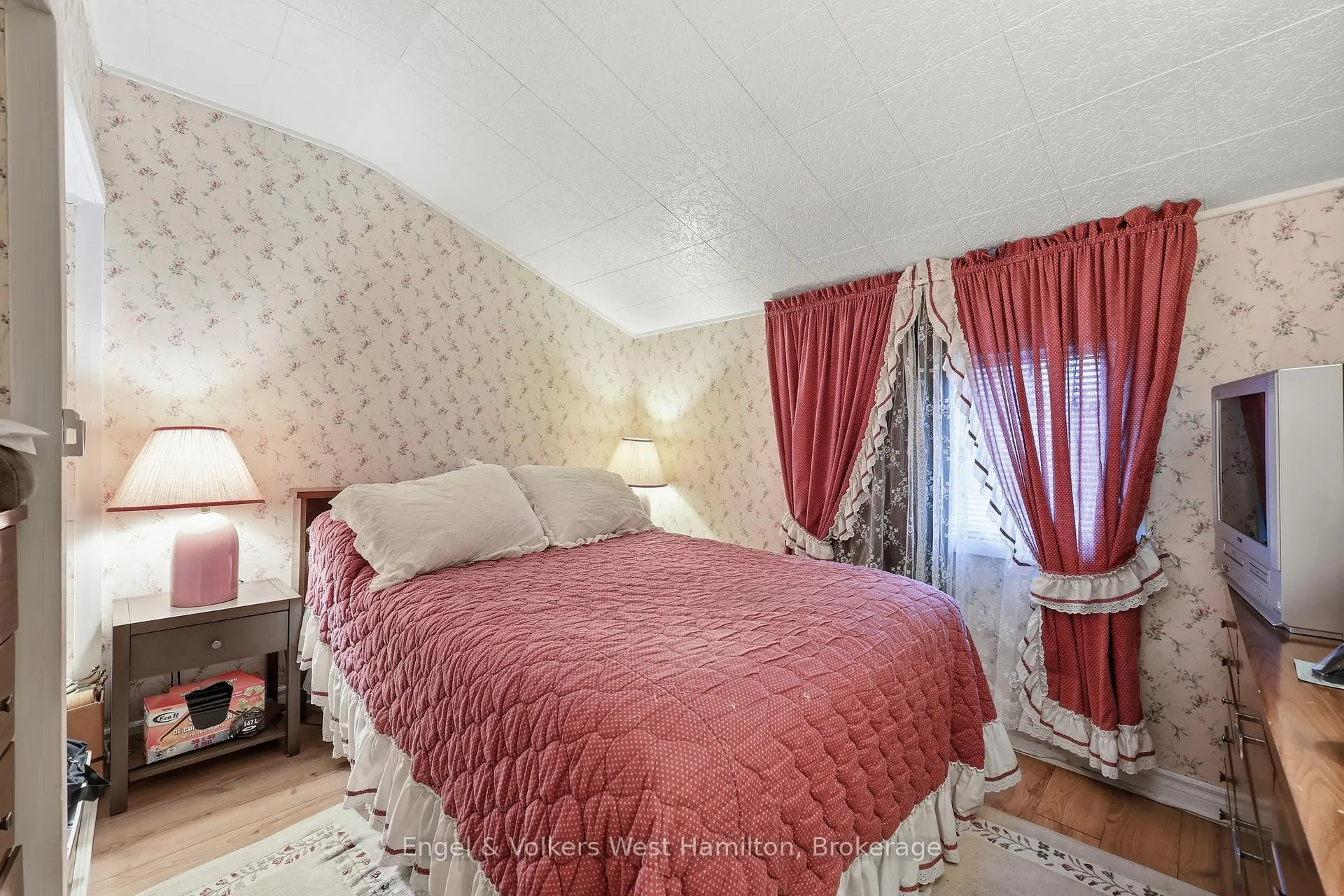 Photo 8 of 18 Mayflower Avenue, Hamilton, Crown Point — HOMEH