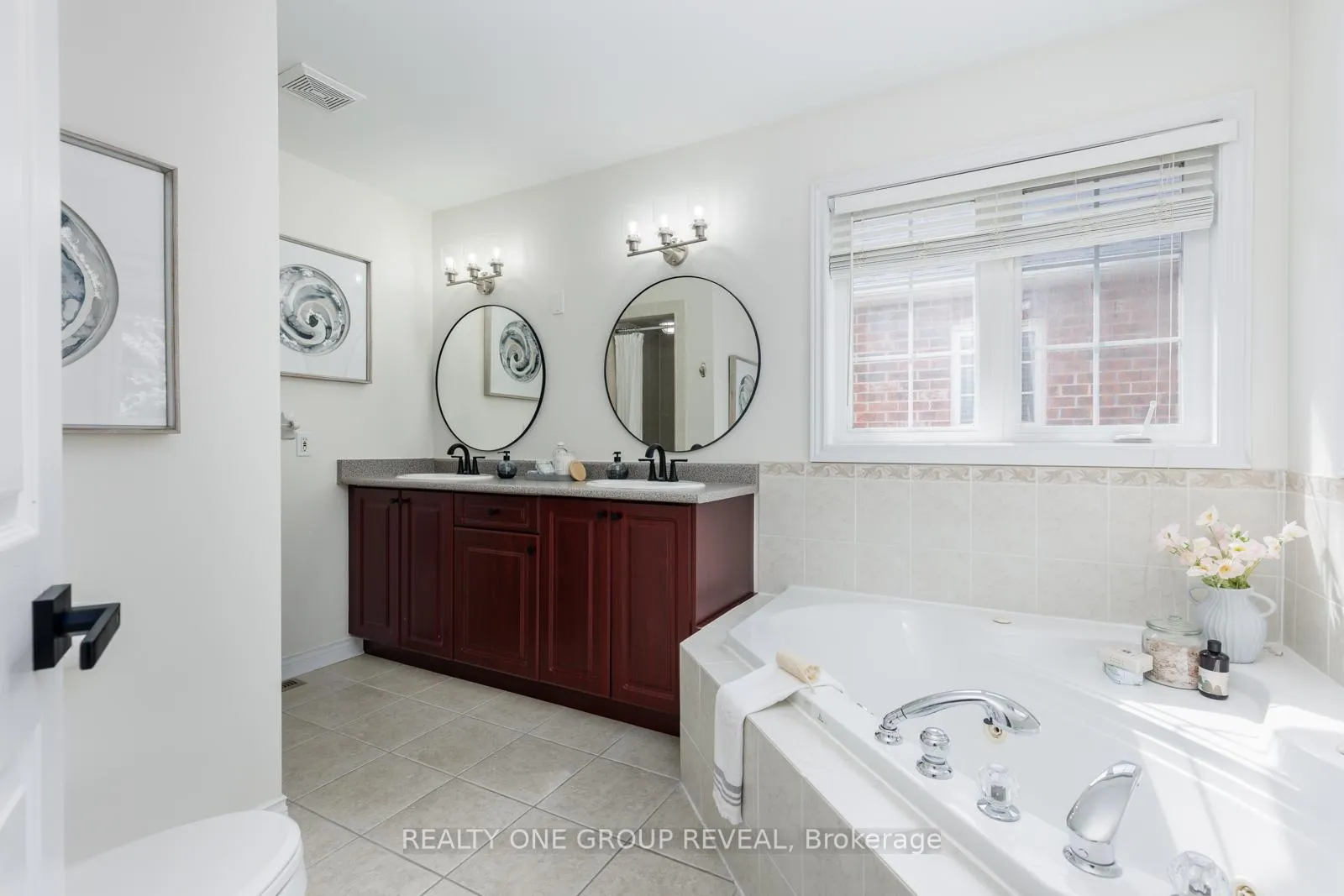 Photo 20 of 28 Robert Attersley Drive W, Whitby, Taunton North — HOMEH