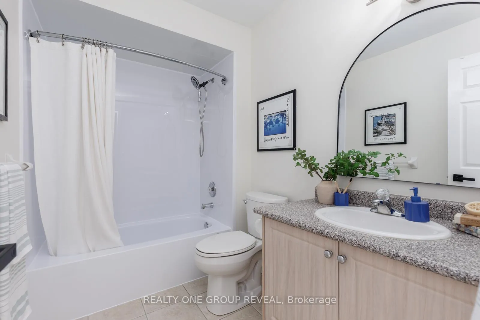 Photo 27 of 28 Robert Attersley Drive W, Whitby, Taunton North — HOMEH