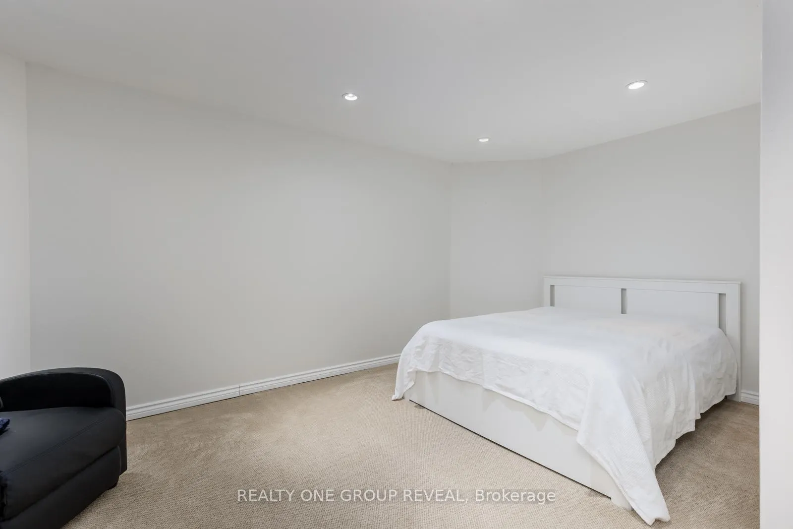 Photo 32 of 28 Robert Attersley Drive W, Whitby, Taunton North — HOMEH