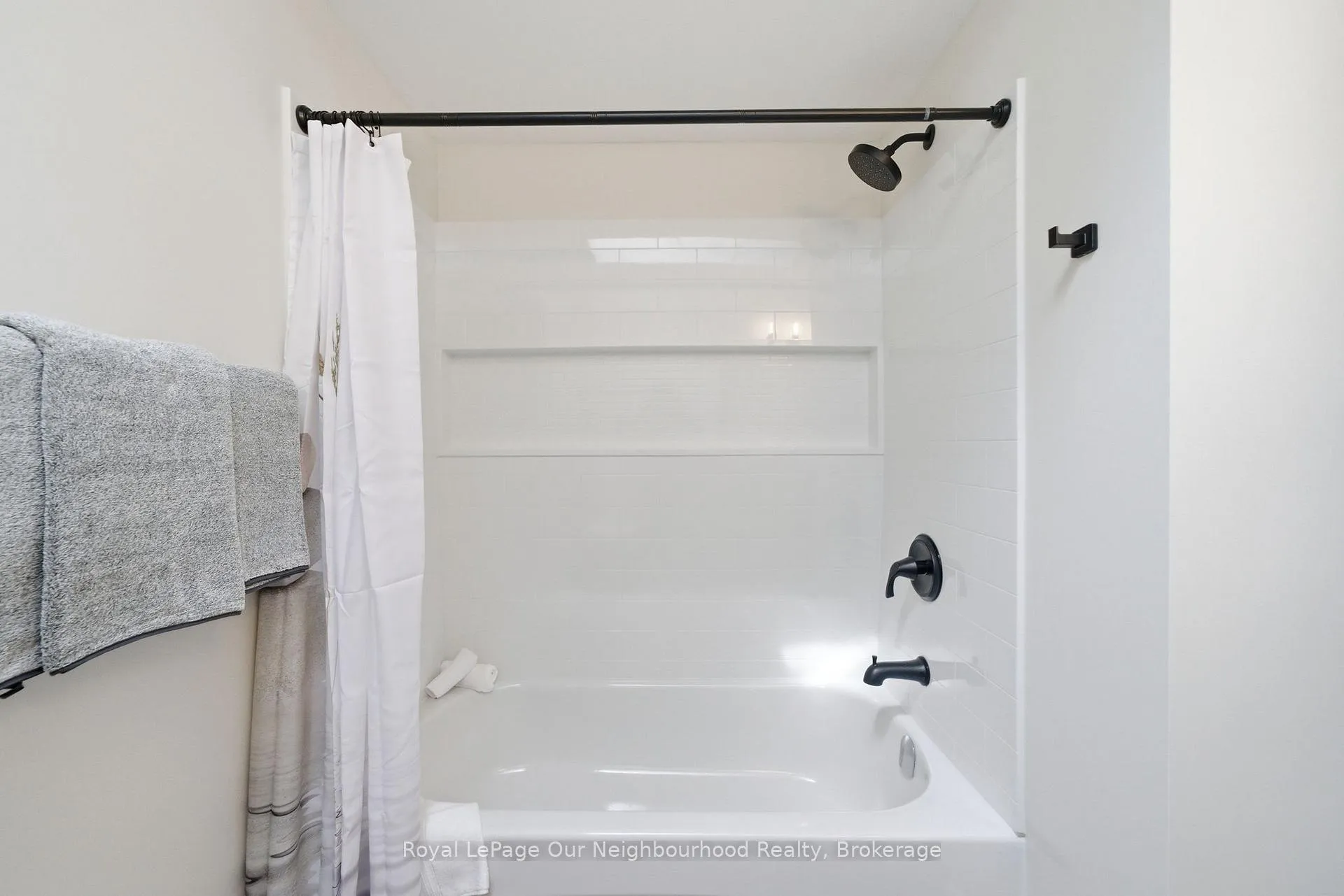 Photo 23 of 81 Hart Boulevard, Clarington, Newcastle — HOMEH