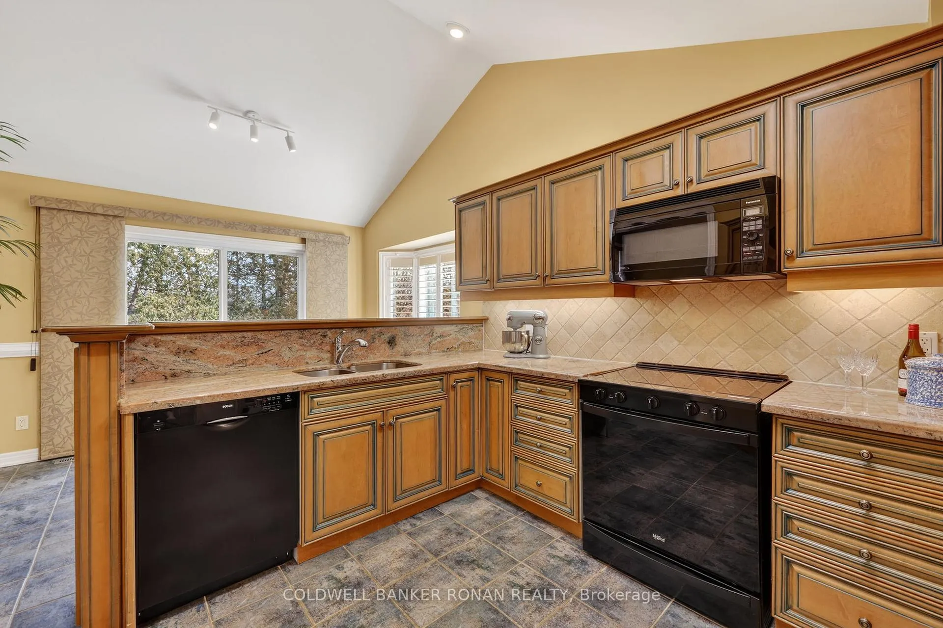 Photo 17 of 19 Bella Vista Trail, New Tecumseth, Rural New Tecumseth — HOMEH