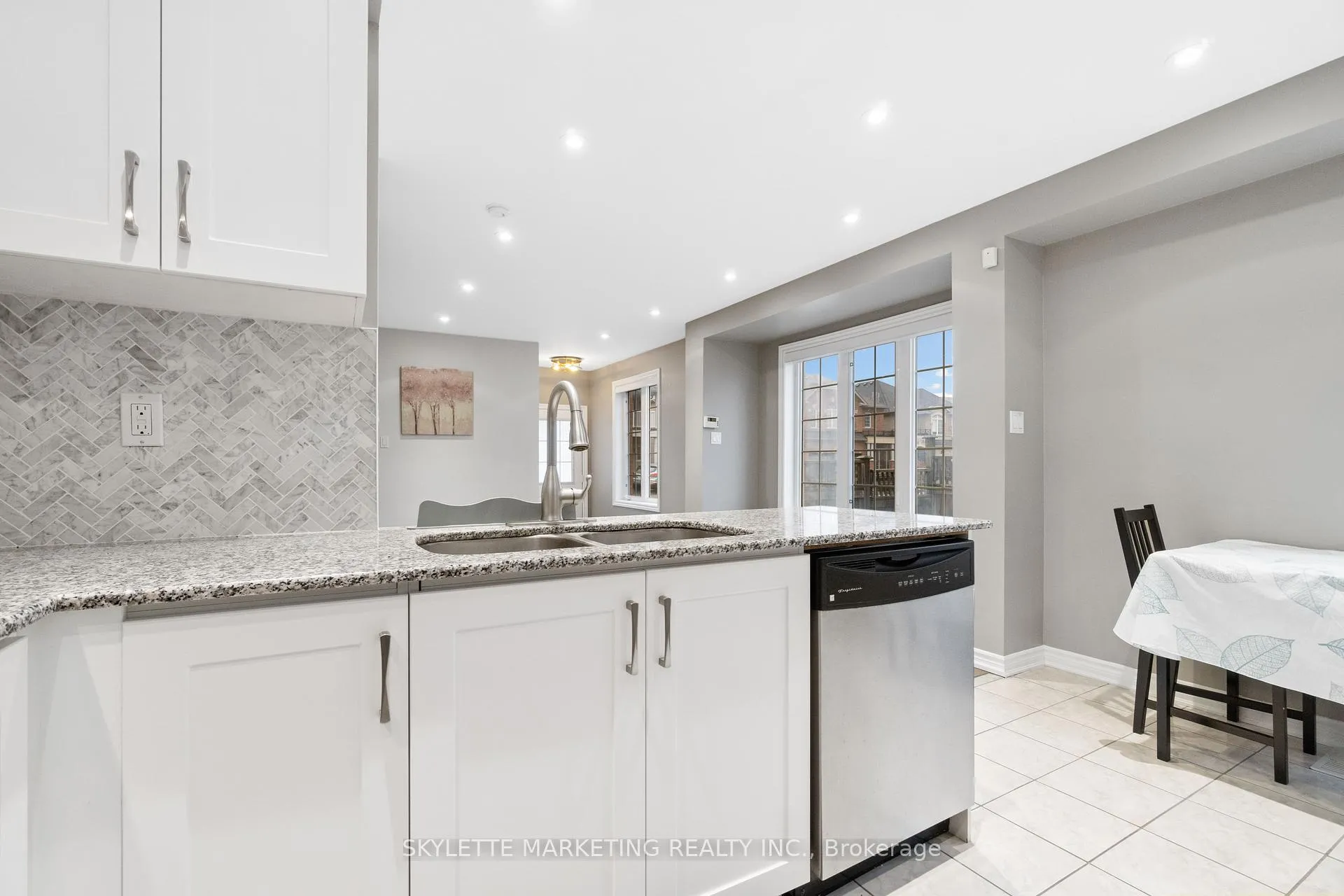 Photo 13 of 377 Caboto Trail, Markham, Village Green-South Unionville — HOMEH