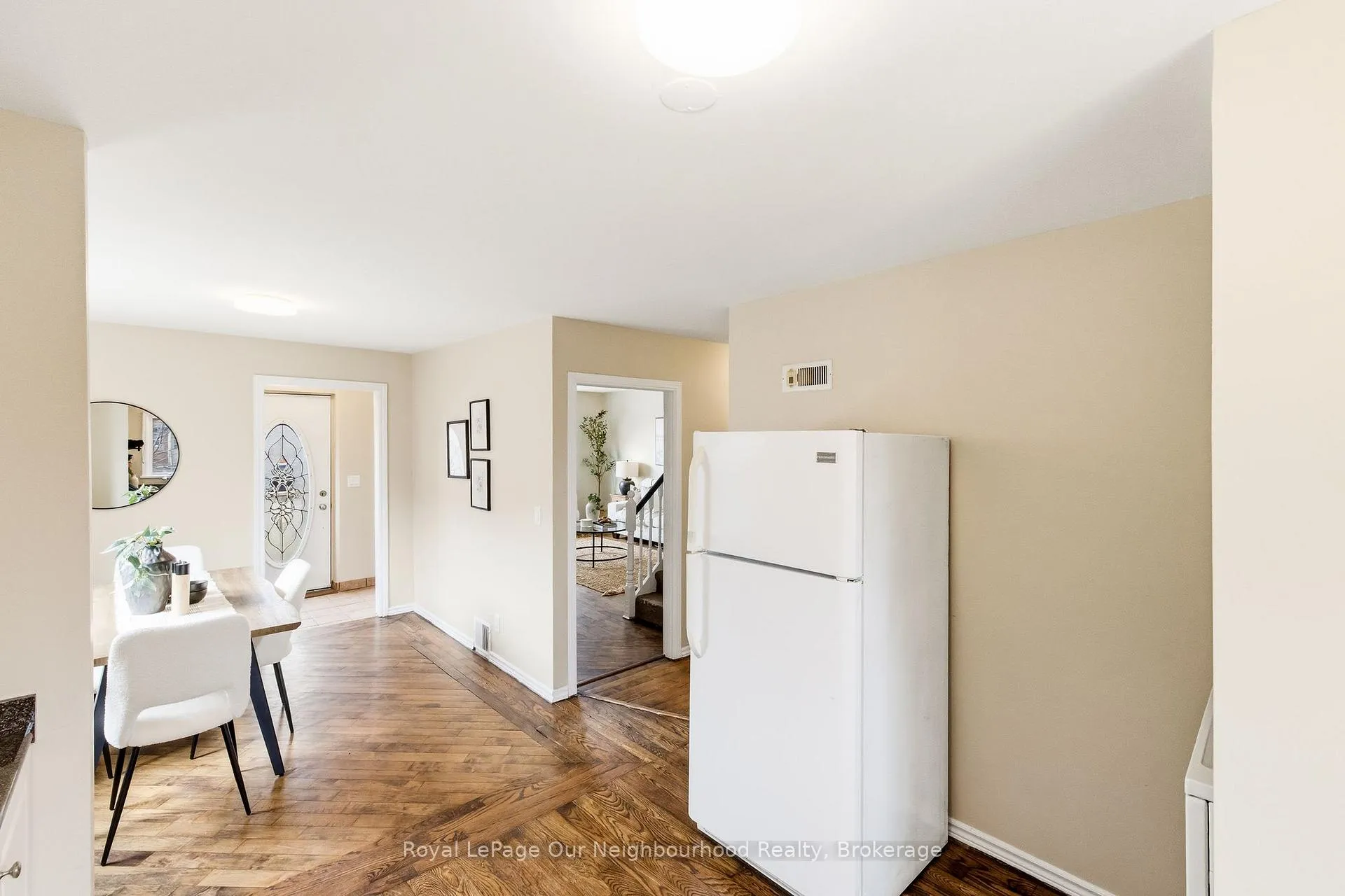 Photo 10 of 139 Central Pk Boulevard S, Oshawa, Central — HOMEH