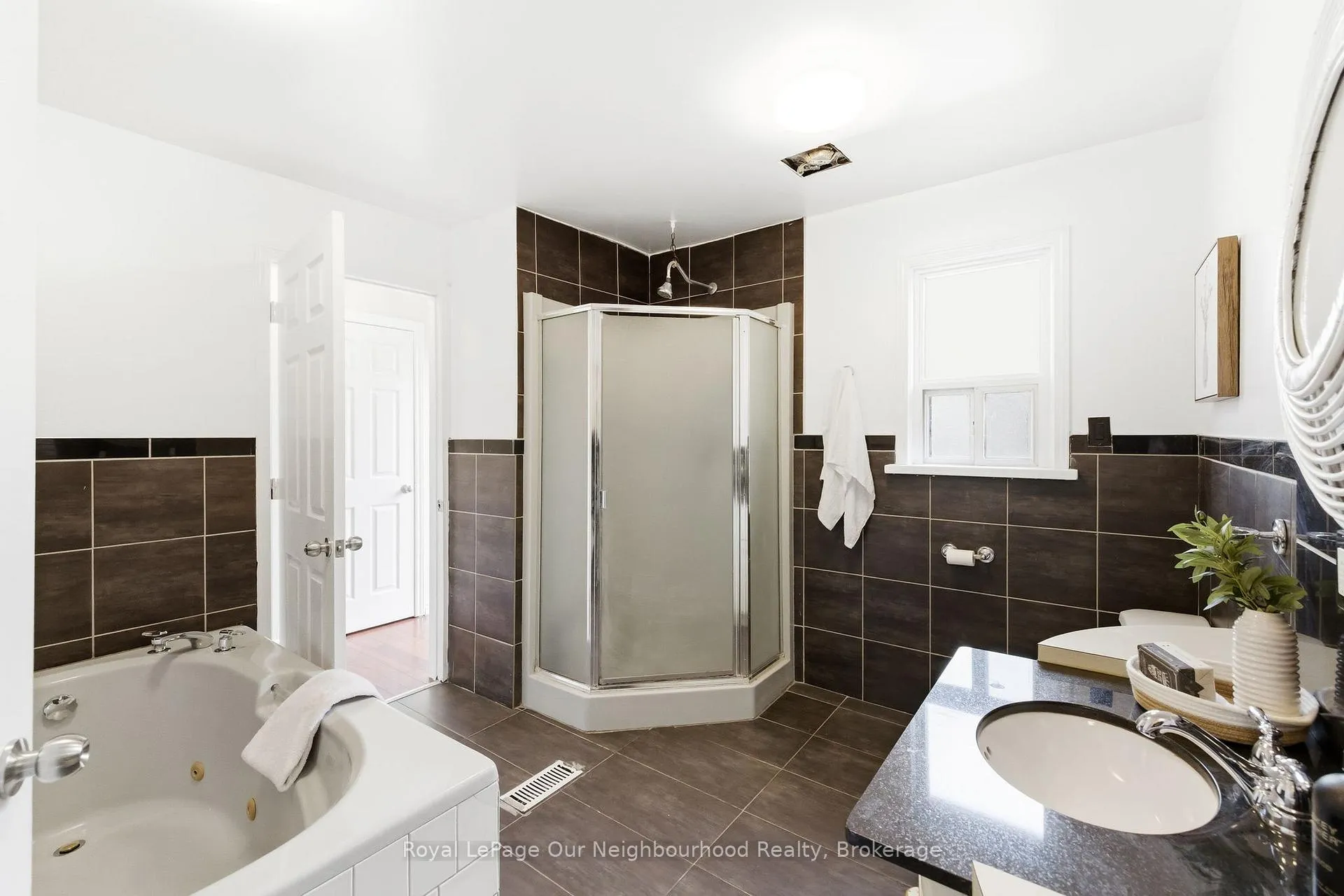 Photo 13 of 139 Central Pk Boulevard S, Oshawa, Central — HOMEH