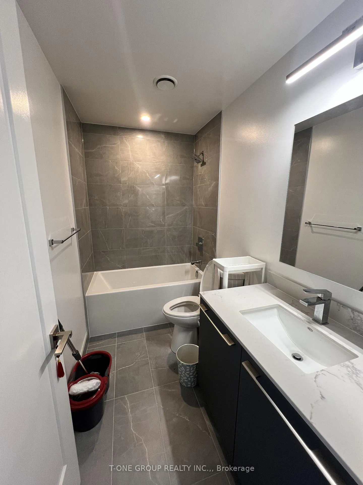 Photo 4 of 8 Water Walk Drive, Markham, Unionville — HOMEH