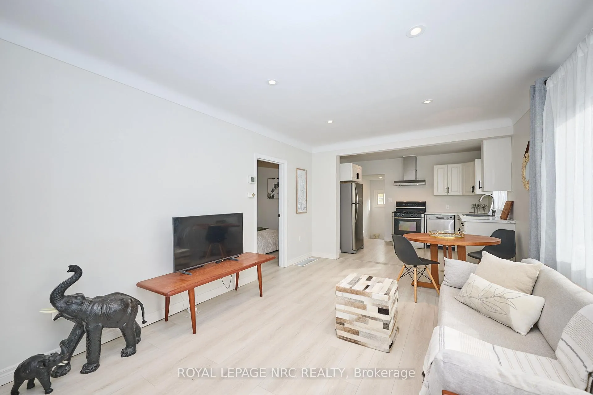 Photo 4 of 10 Fairburn Avenue, St. Catharines, Burleigh Hill — HOMEH