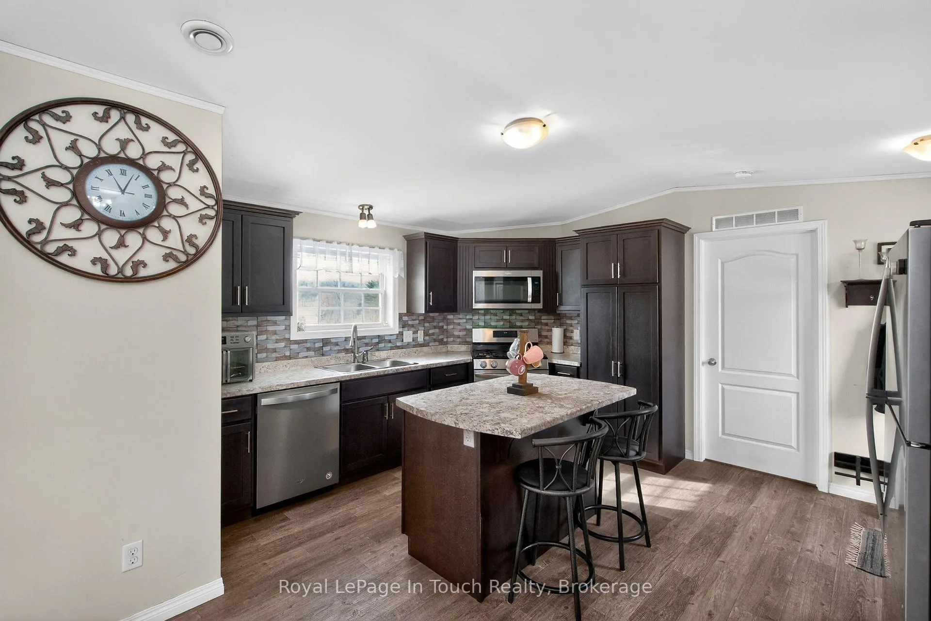 Photo 9 of 9732 93 Highway, Midland — HOMEH