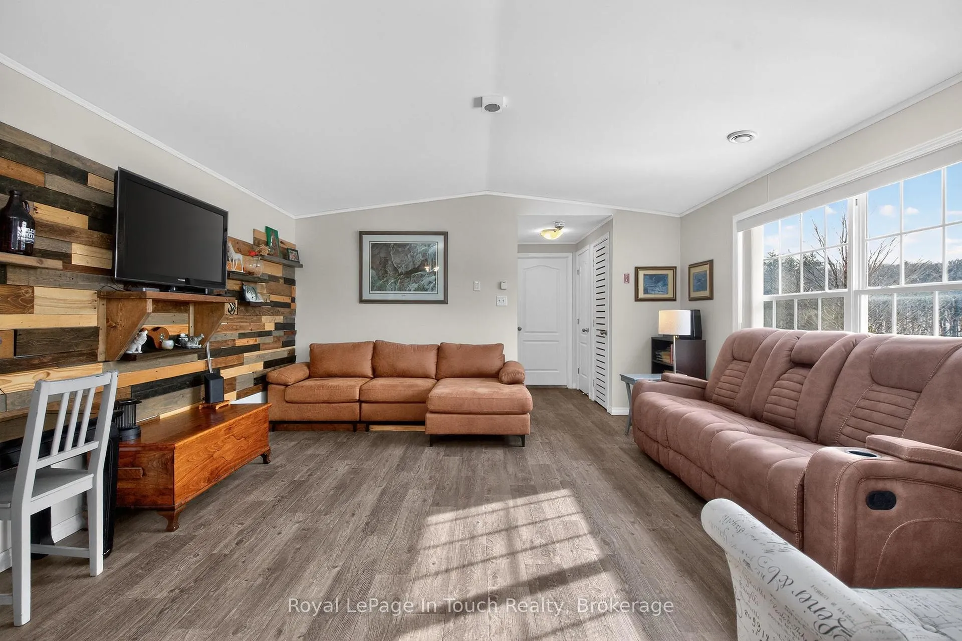 Photo 18 of 9732 93 Highway, Midland — HOMEH