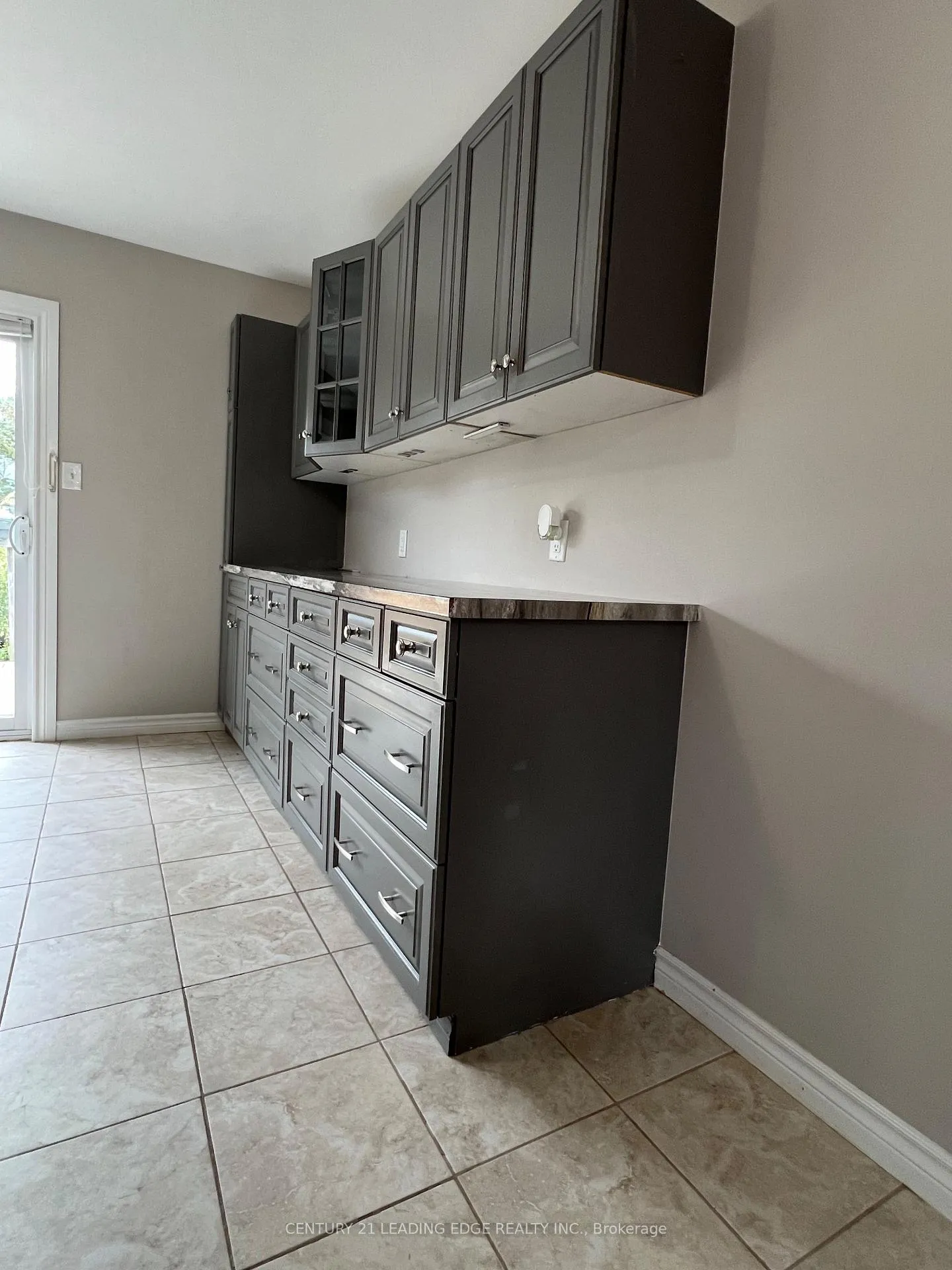 Photo 5 of Unit Upper, 23 Dunsmore Lane, Barrie, Georgian Drive — HOMEH