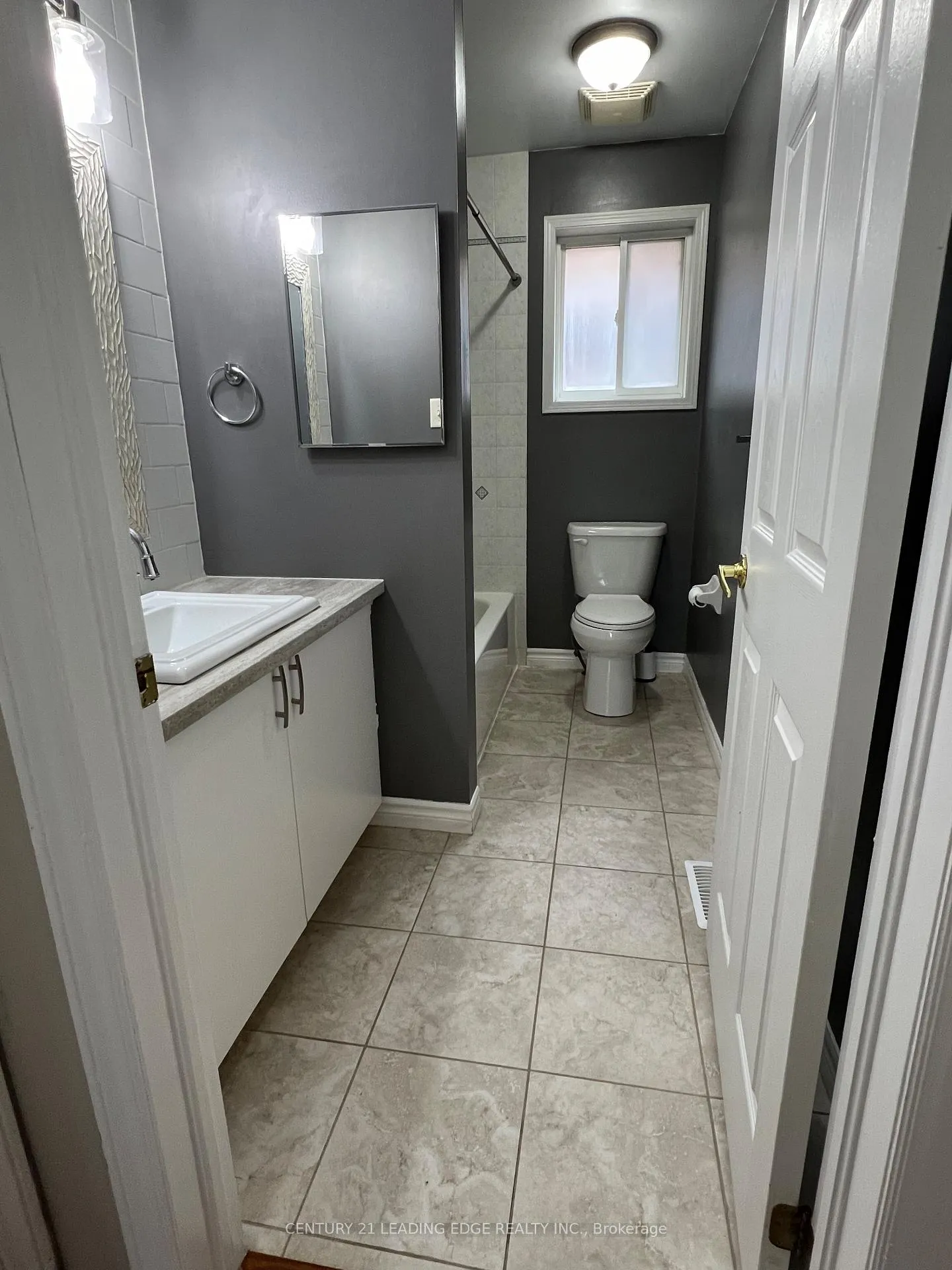 Photo 10 of Unit Upper, 23 Dunsmore Lane, Barrie, Georgian Drive — HOMEH