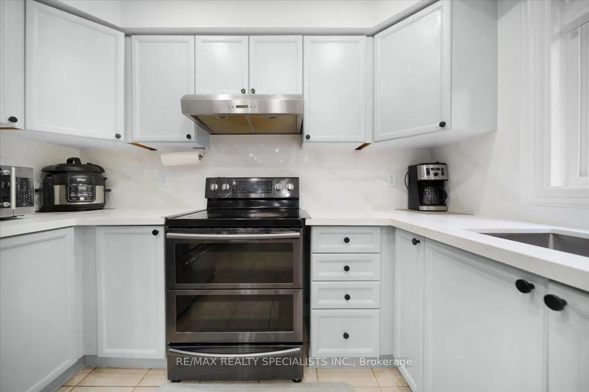 Photo 12 of 28 Redcastle Street, Brampton, Fletcher's Meadow — HOMEH