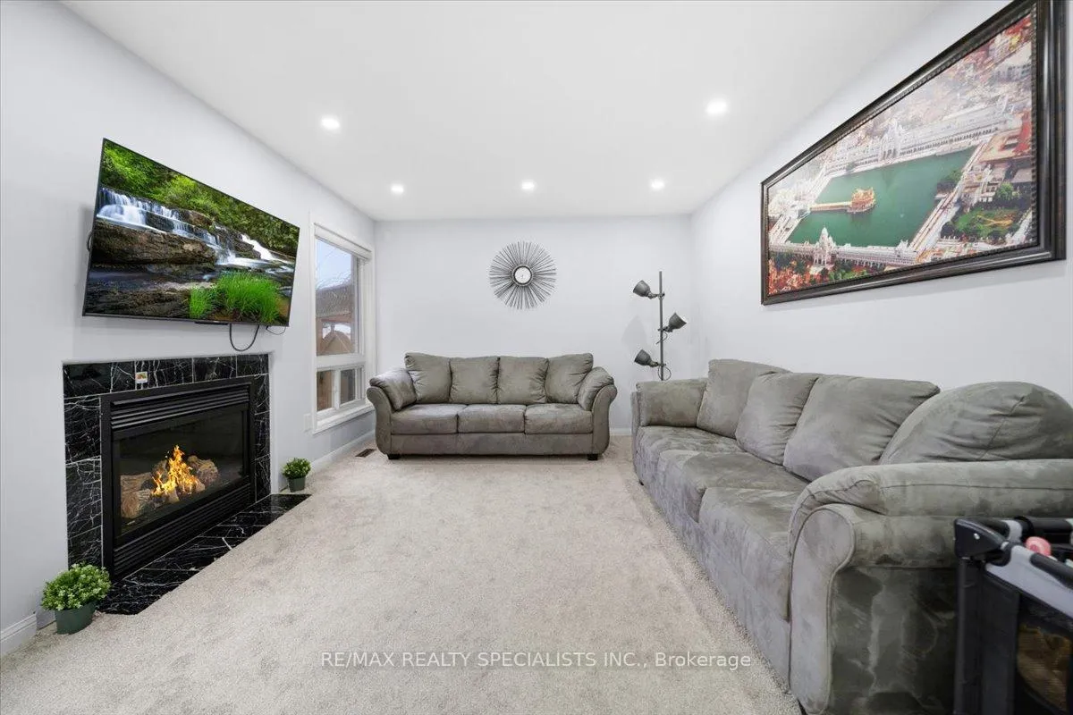 Photo 14 of 28 Redcastle Street, Brampton, Fletcher's Meadow — HOMEH