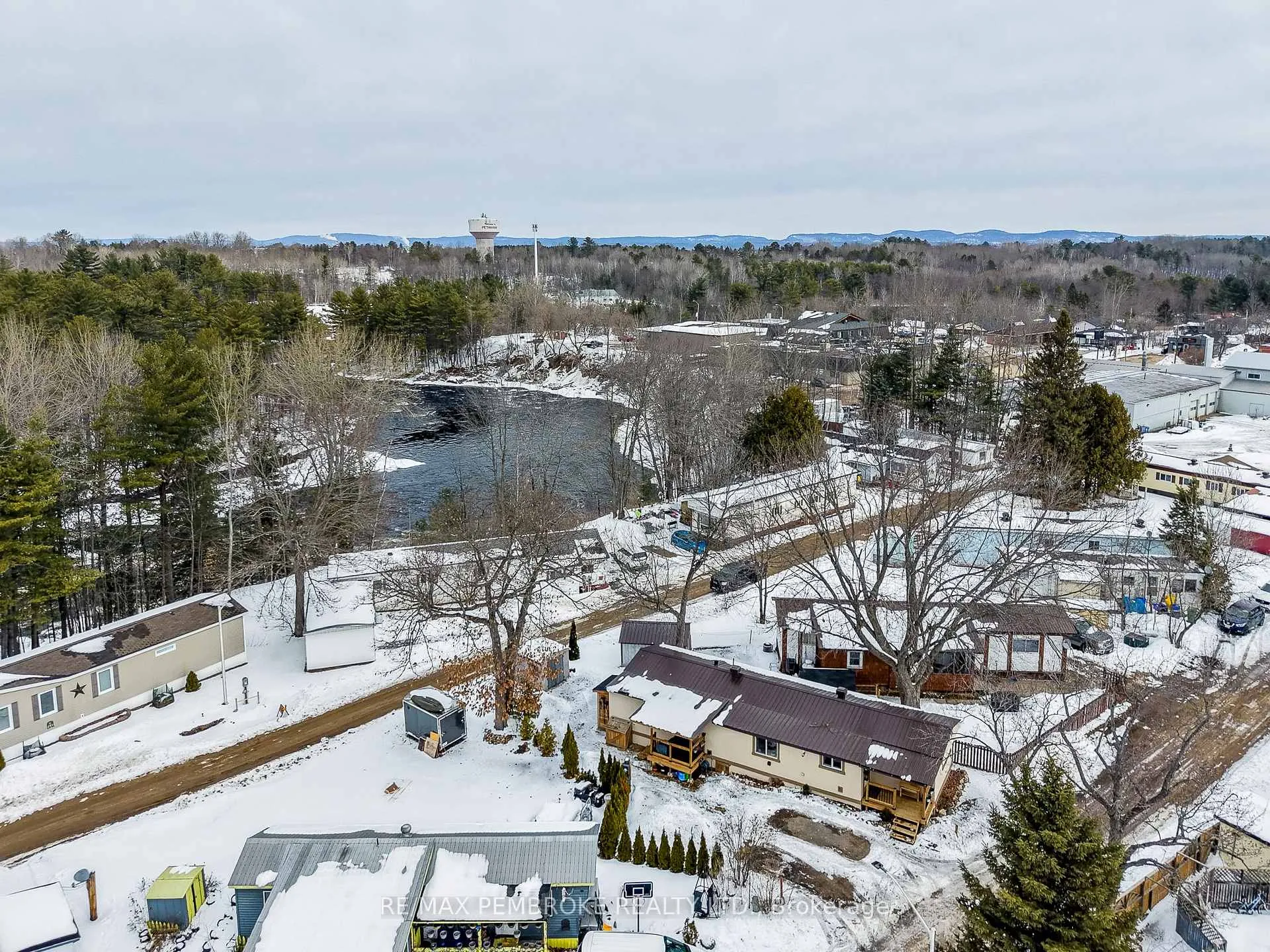 Photo 3 of 23 Pinehurst Estates, Petawawa — HOMEH