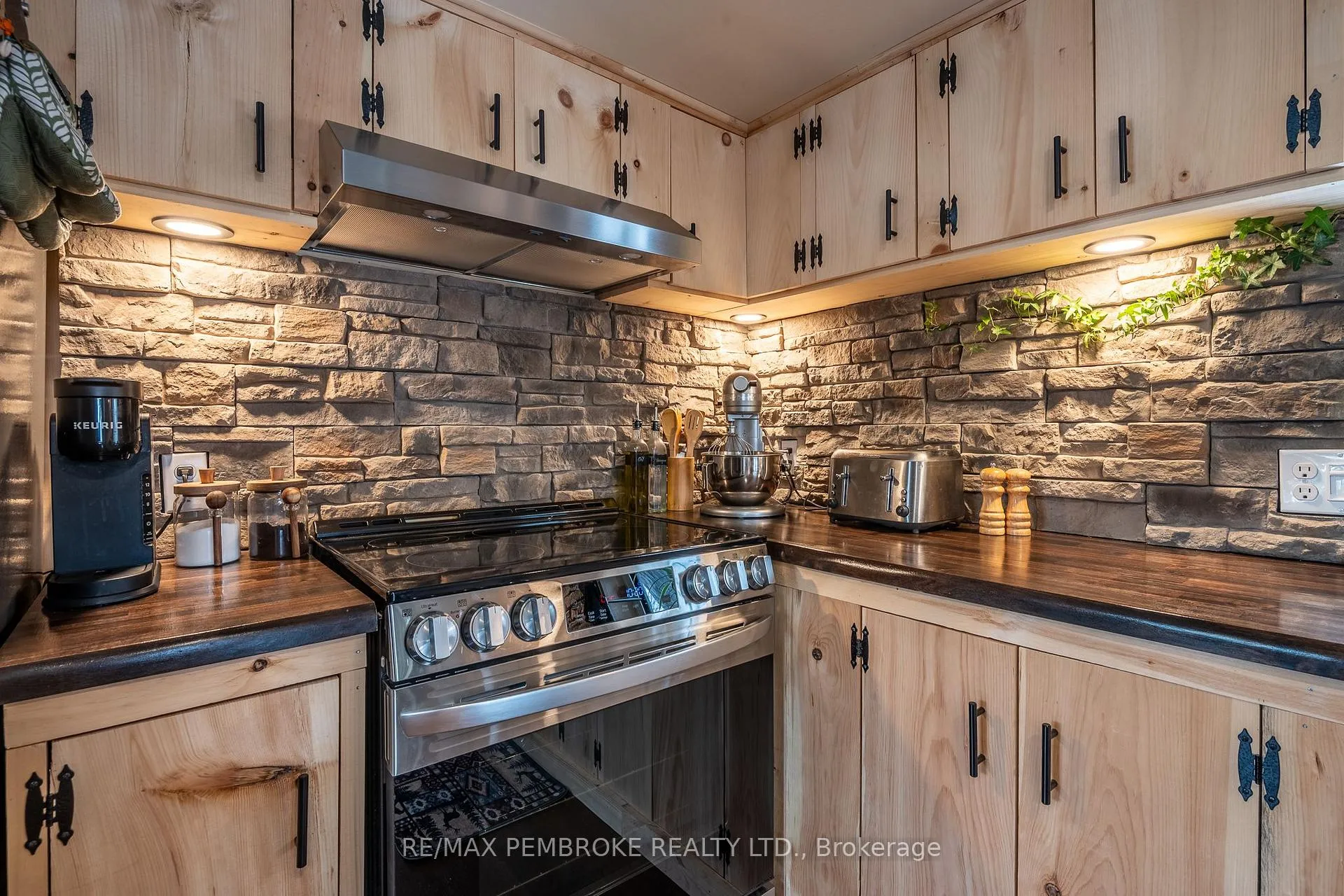 Photo 15 of 23 Pinehurst Estates, Petawawa — HOMEH