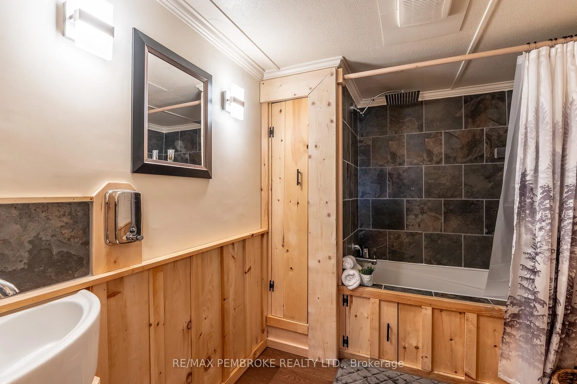Photo 22 of 23 Pinehurst Estates, Petawawa — HOMEH