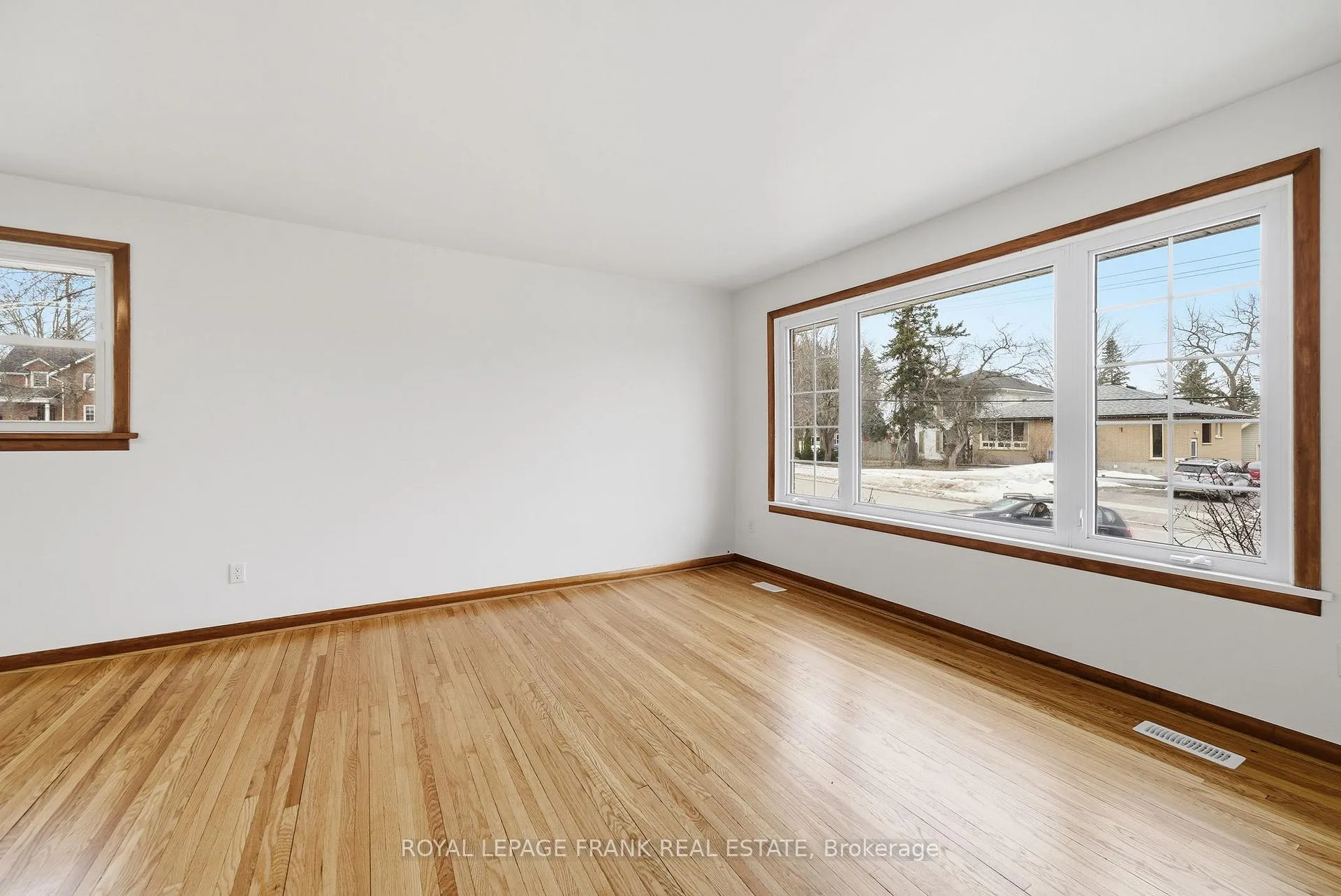 Photo 8 of 808 Aylmer Street N, Peterborough, Northcrest Ward 5 — HOMEH