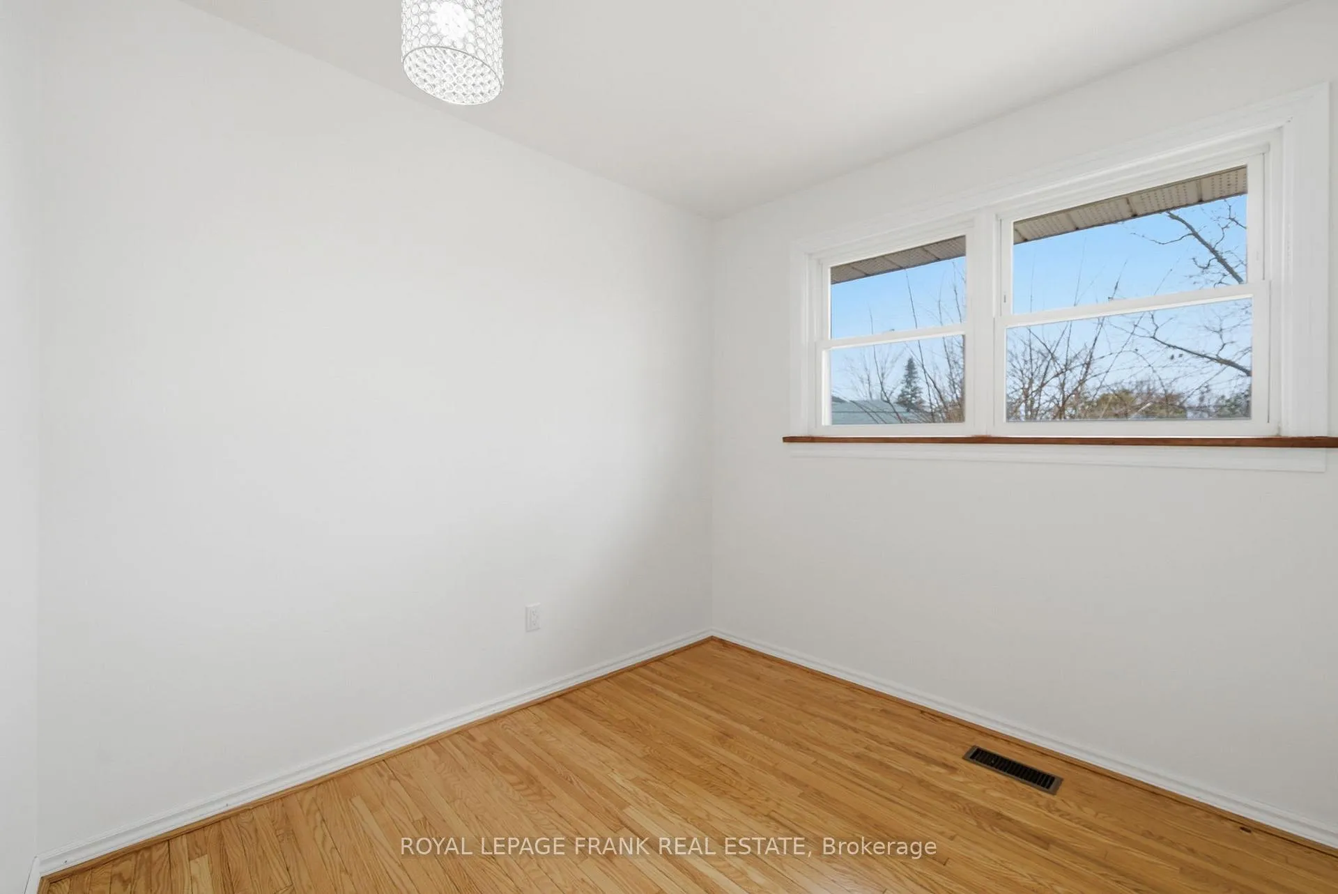 Photo 26 of 808 Aylmer Street N, Peterborough, Northcrest Ward 5 — HOMEH