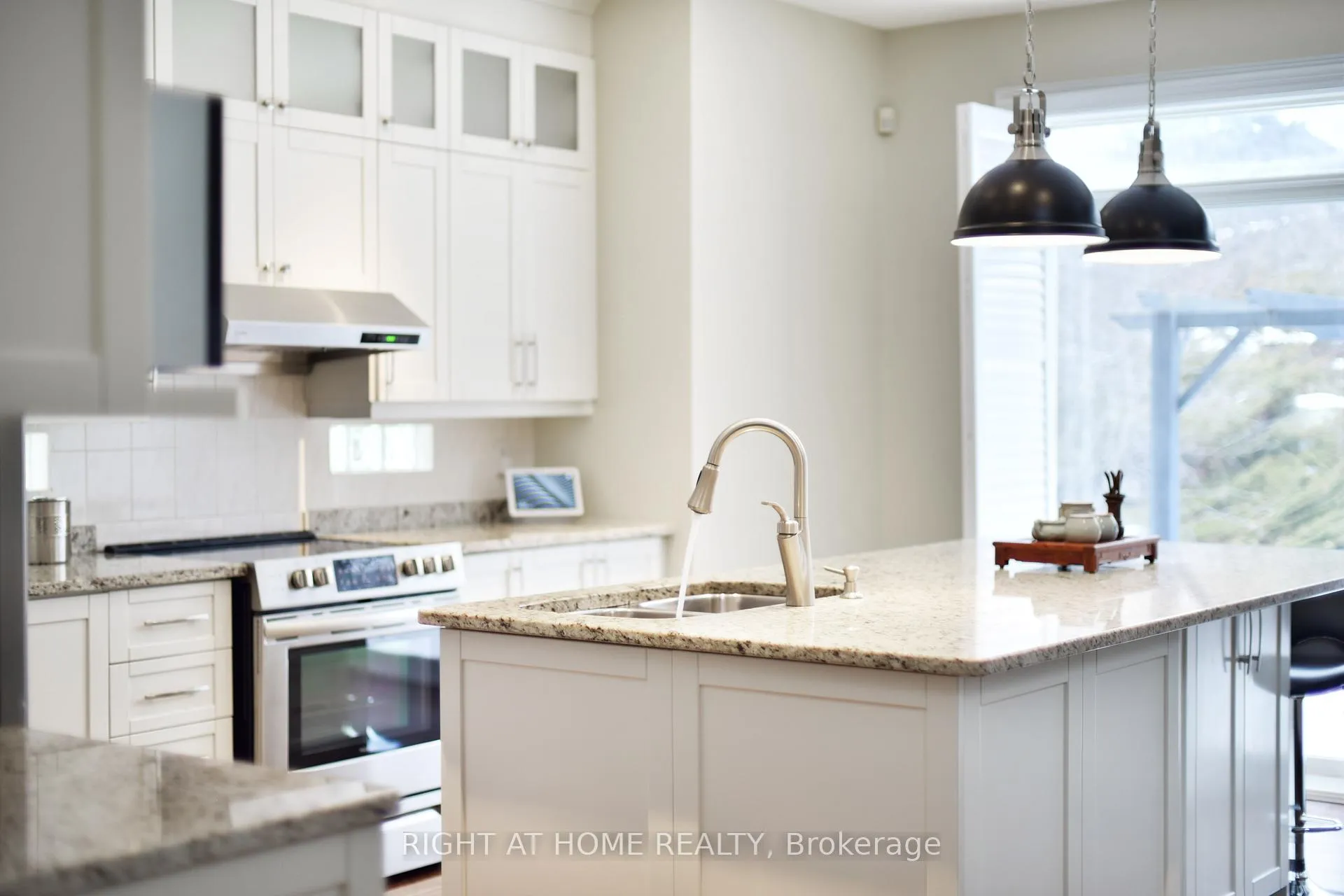 Photo 11 of 20 Evanshen Crescent, Ottawa, Kanata - Kanata Lakes/Heritage Hills — HOMEH