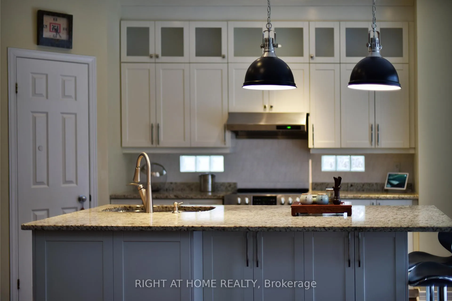 Photo 16 of 20 Evanshen Crescent, Ottawa, Kanata - Kanata Lakes/Heritage Hills — HOMEH