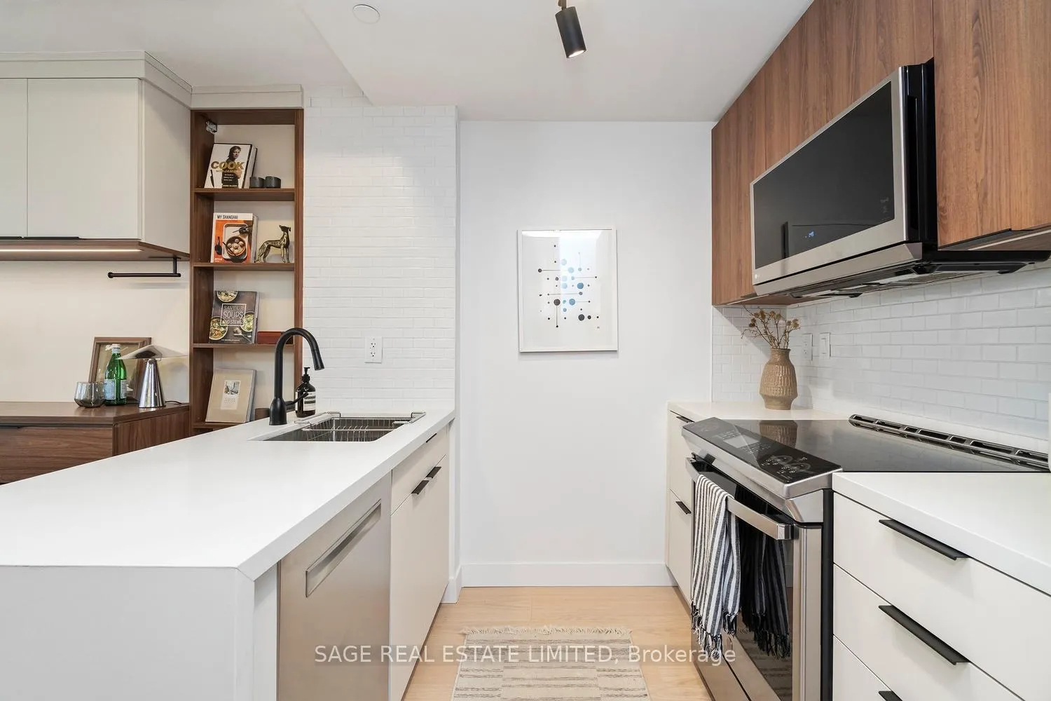 Photo 6 of Unit 18, 10 Carnation Avenue, Etobicoke, Long Branch — HOMEH