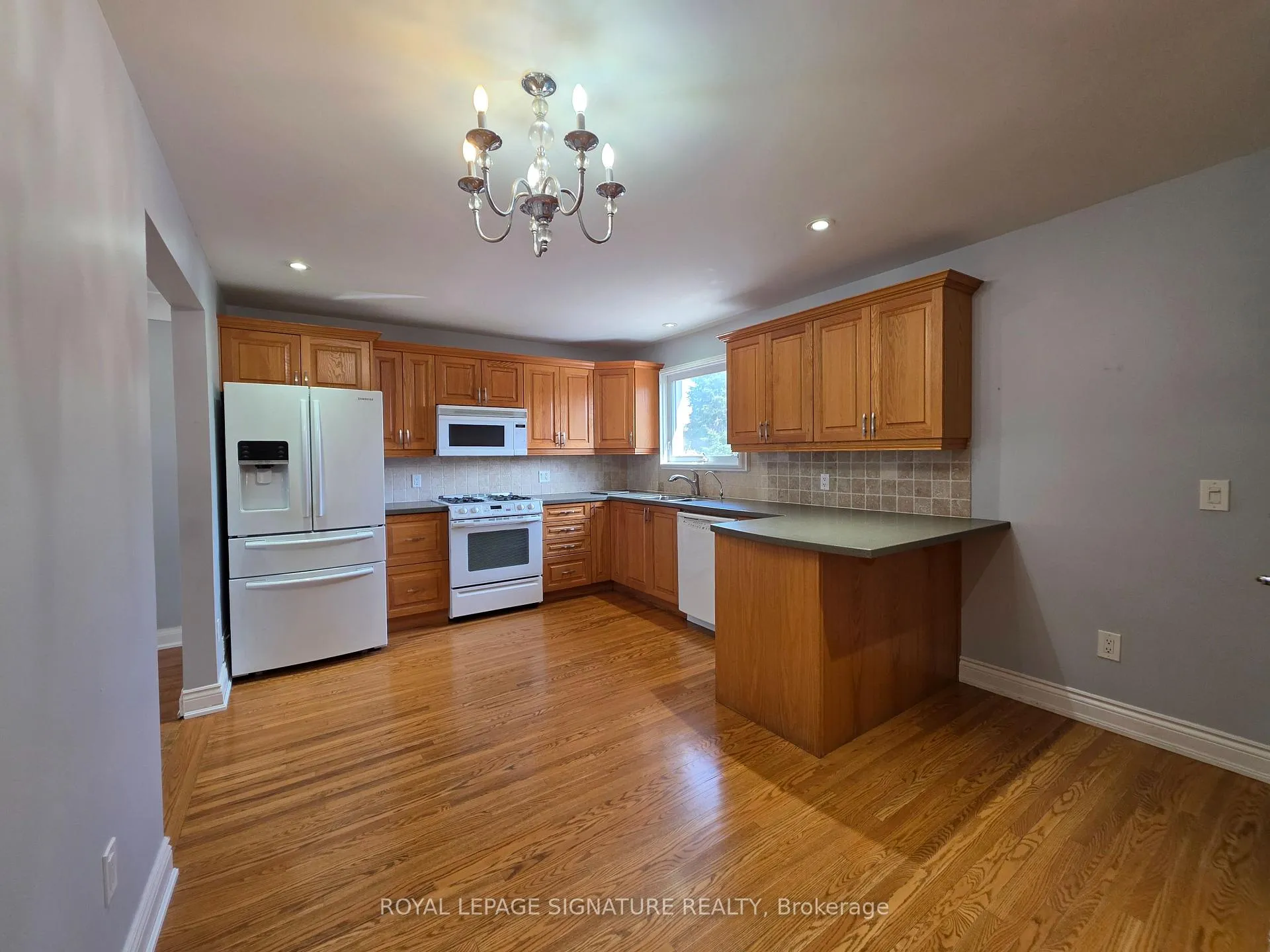 Photo 5 of Unit Upper Level, 100 Corman Avenue, Hamilton, Stoney Creek — HOMEH