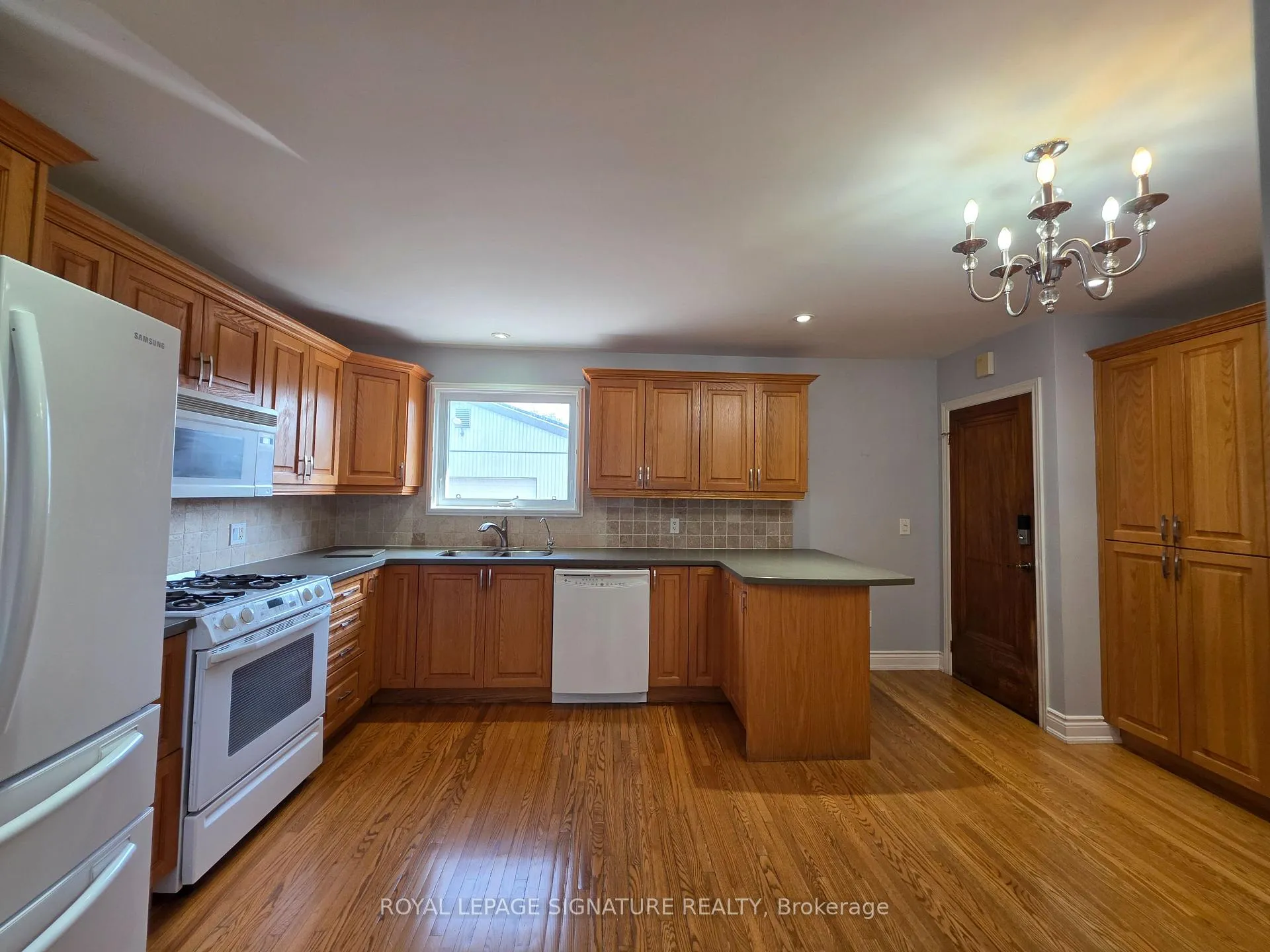 Photo 6 of Unit Upper Level, 100 Corman Avenue, Hamilton, Stoney Creek — HOMEH