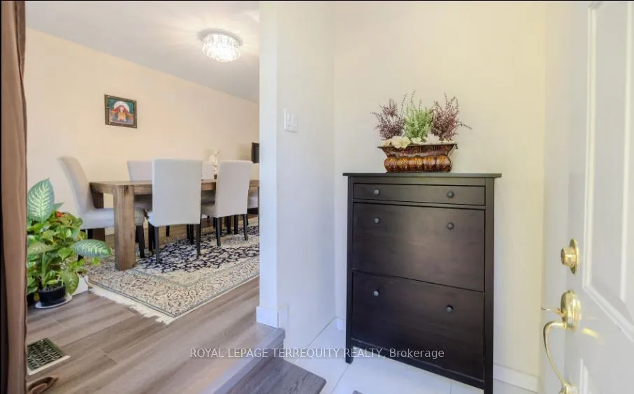 Photo 3 of 25 Bailey Crescent, Aurora, Aurora Highlands — HOMEH