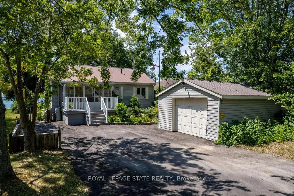 Photo of 2592 Lakeshore Road