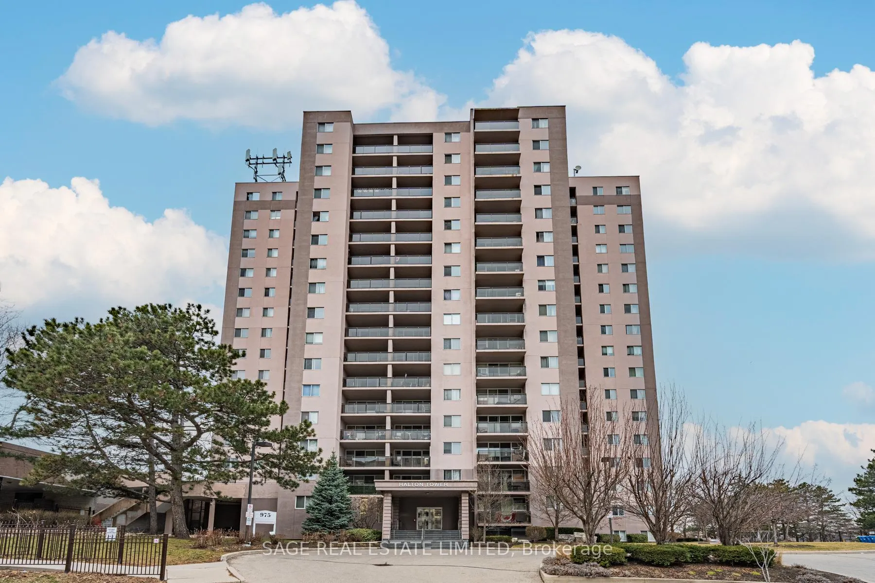 Photo 3 of Unit 802, 975 Warwick Court, Burlington, LaSalle — HOMEH
