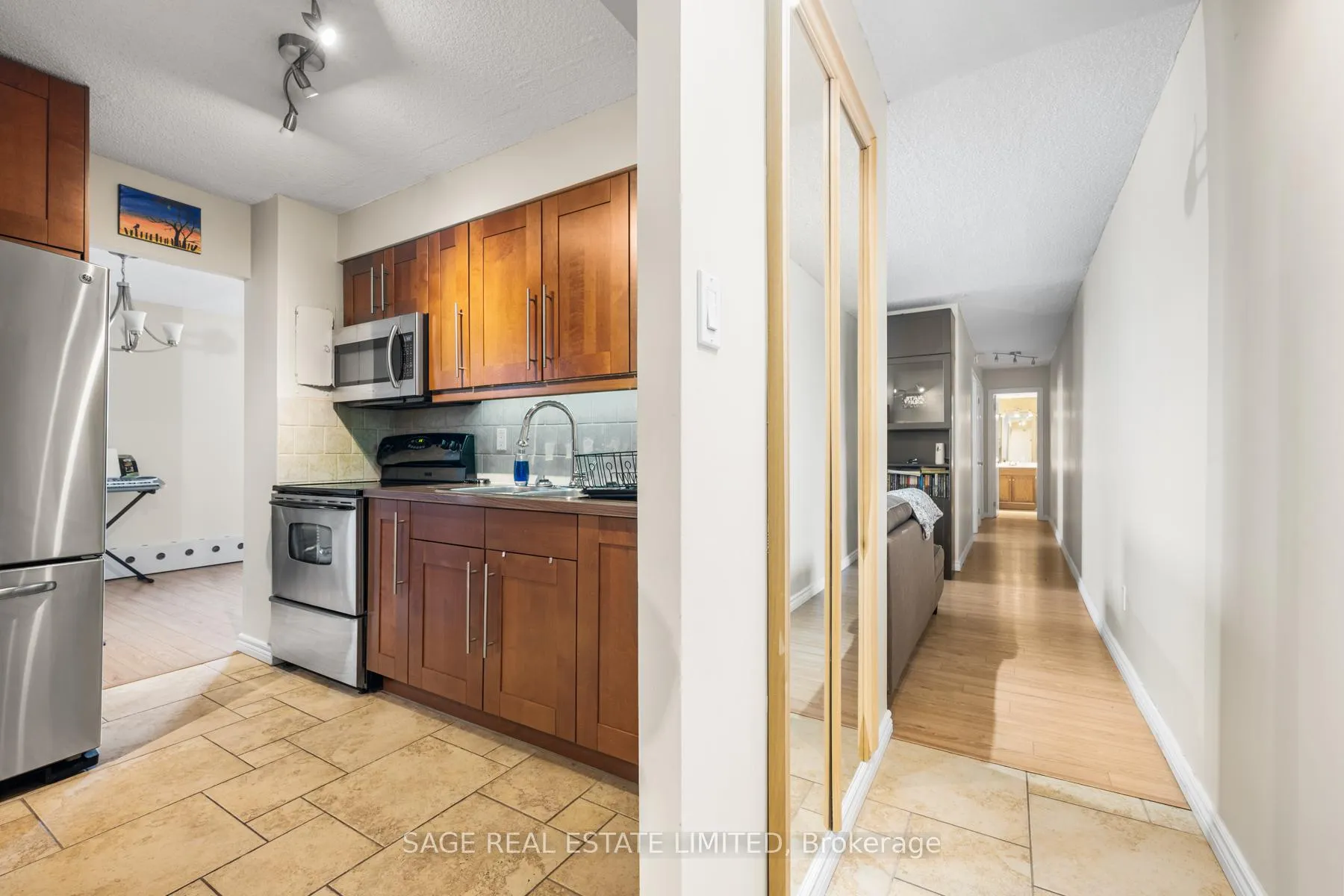 Photo 7 of Unit 802, 975 Warwick Court, Burlington, LaSalle — HOMEH